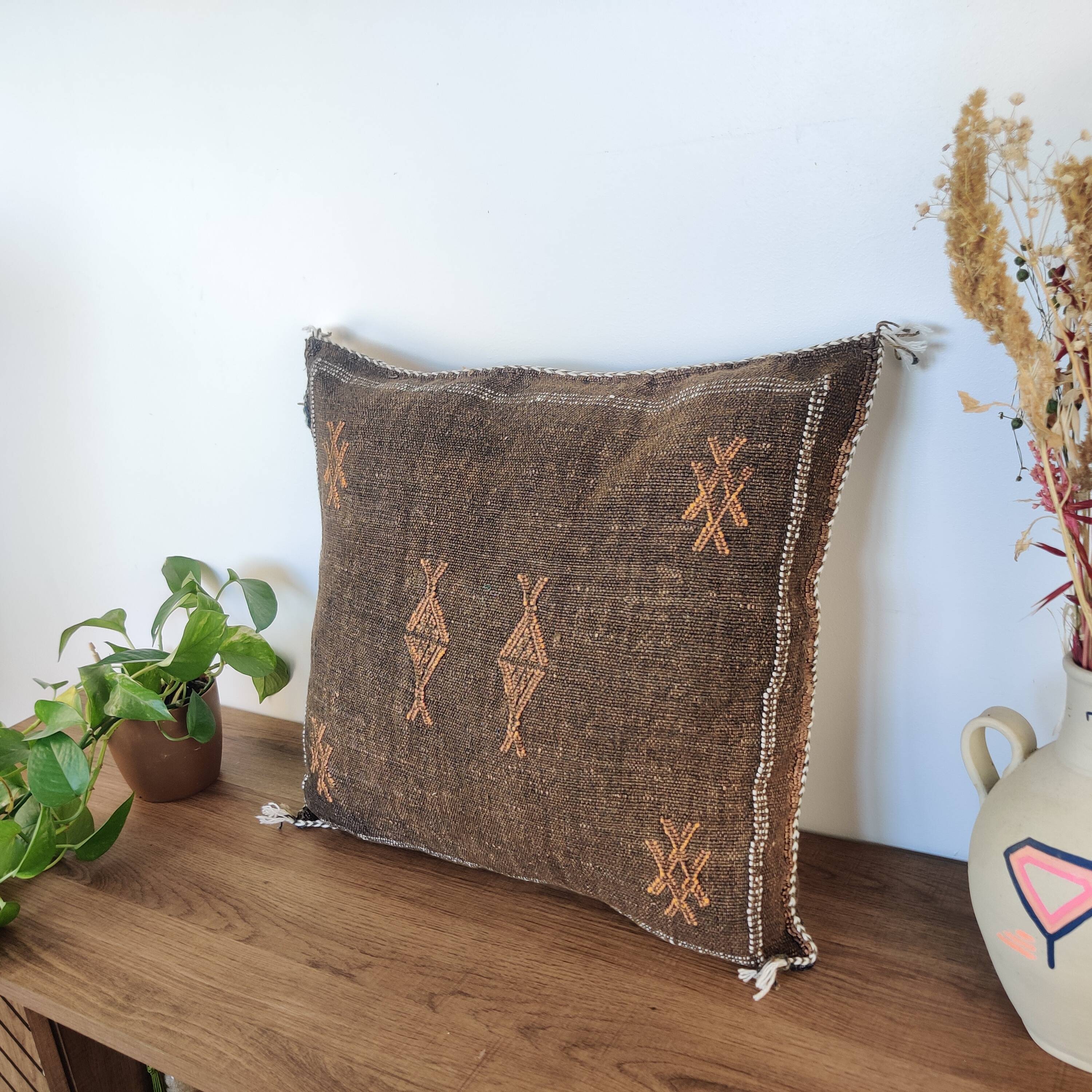 Sabra brown Berber cushion