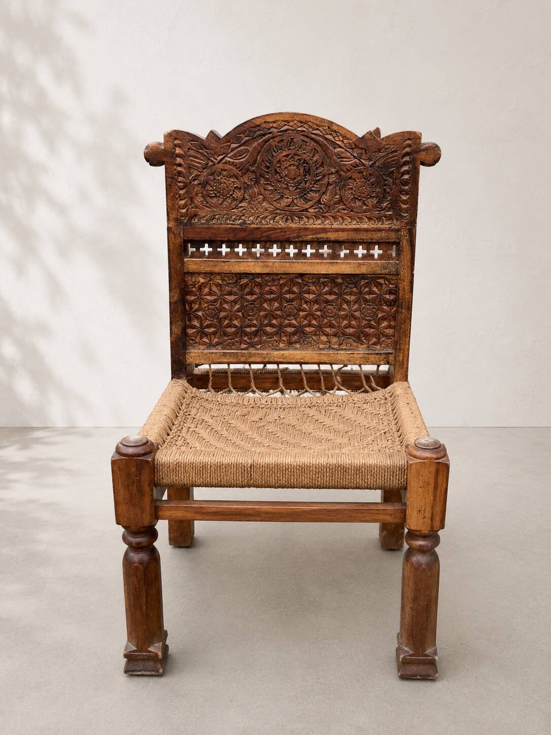 Fauteuil berbère marocain sculpté
