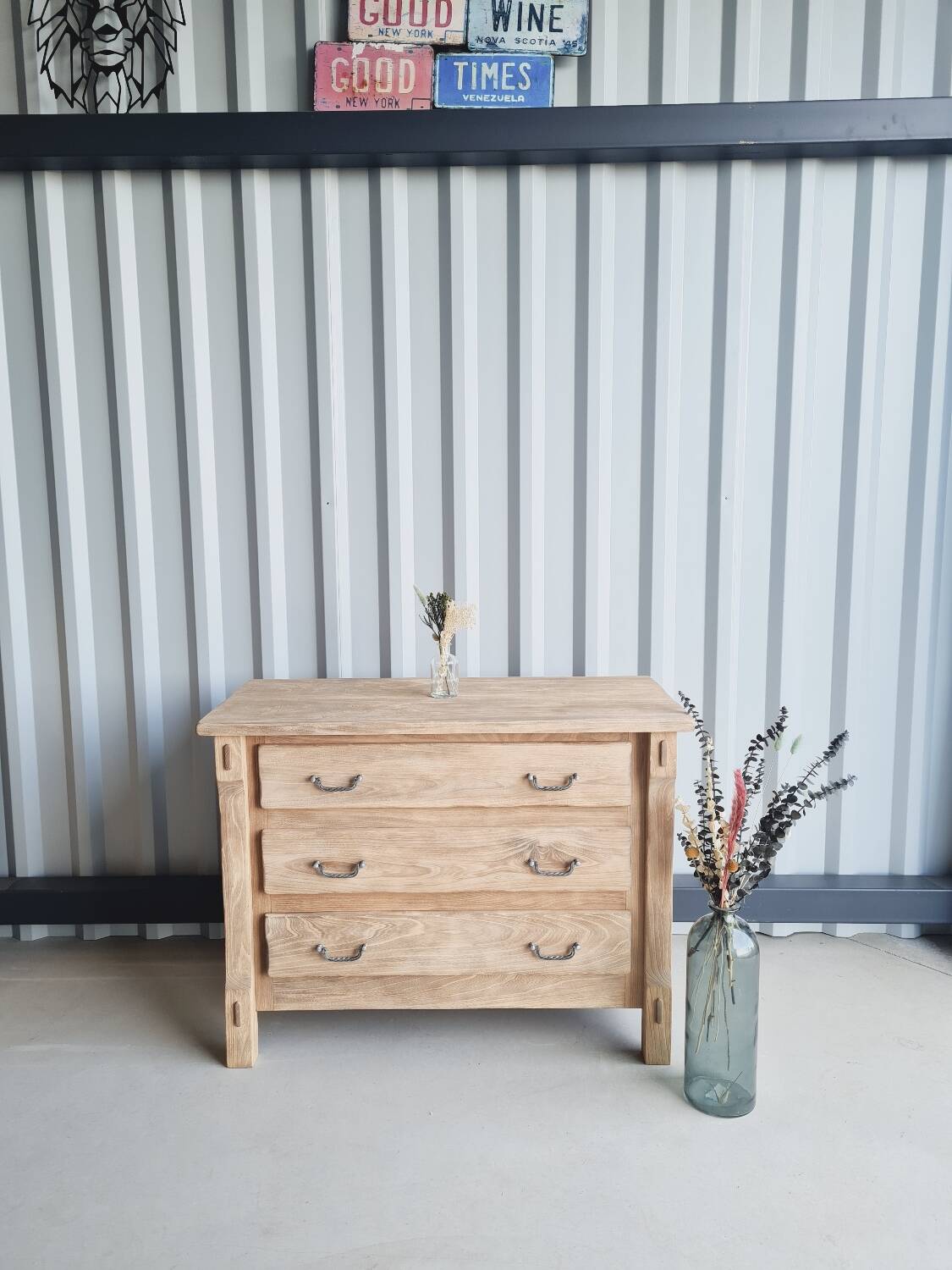 Solid wood chest of drawers