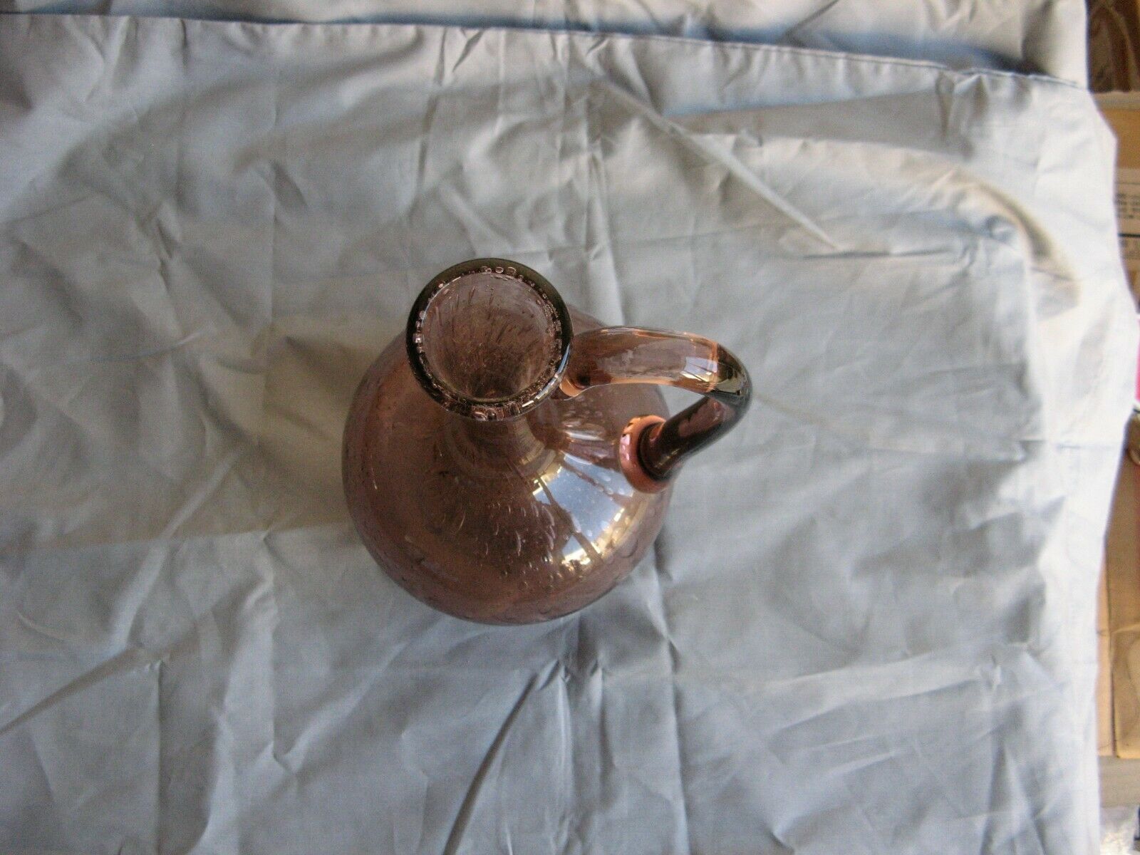 Carafe en verrerie de Biot de couleur violet mauve