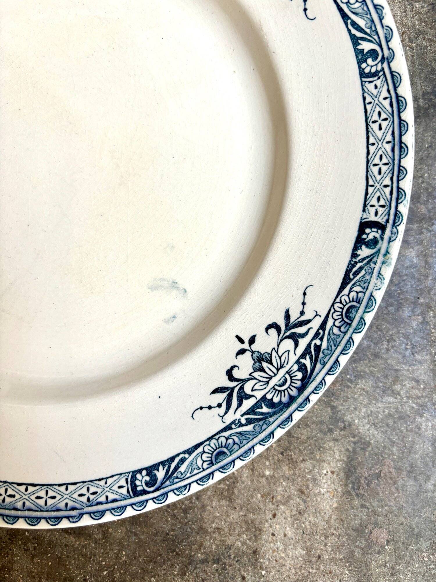 Longchamp flat plate in iron earth, “Lily” service