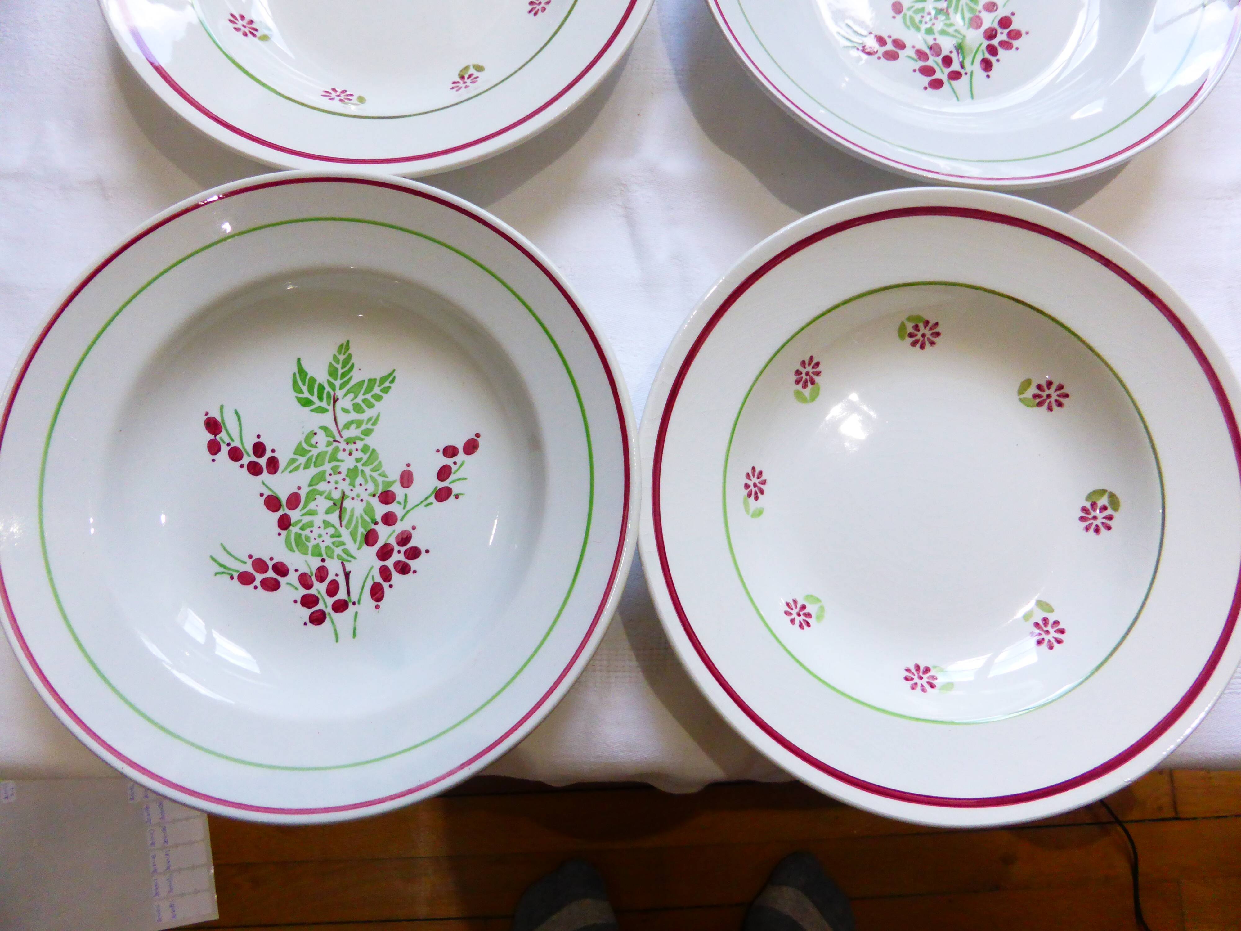 Set of 4 deep plates in a mixed design 2010114