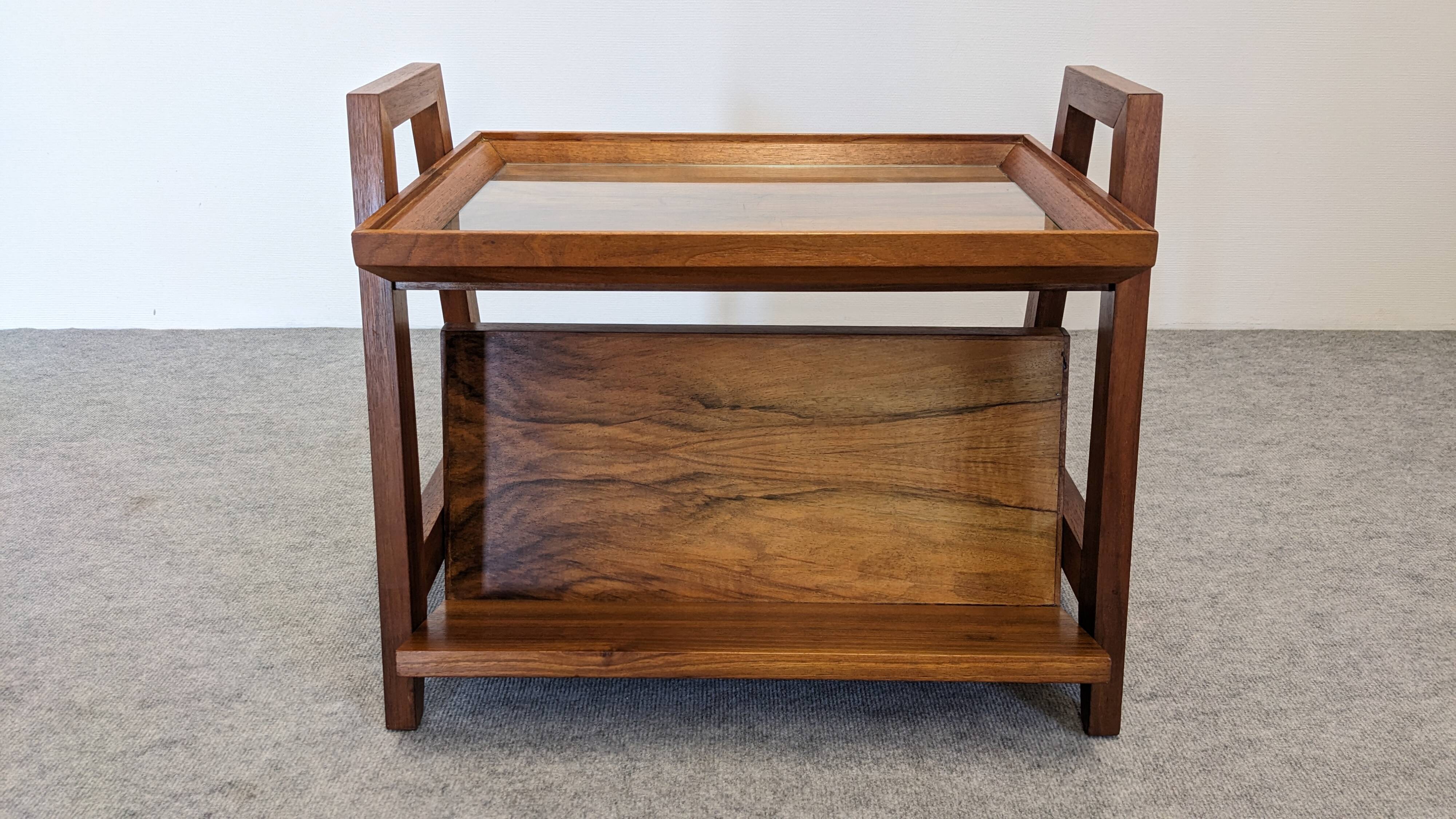 Table d'appoint porte-revues Art déco en noyer, France vers 1930