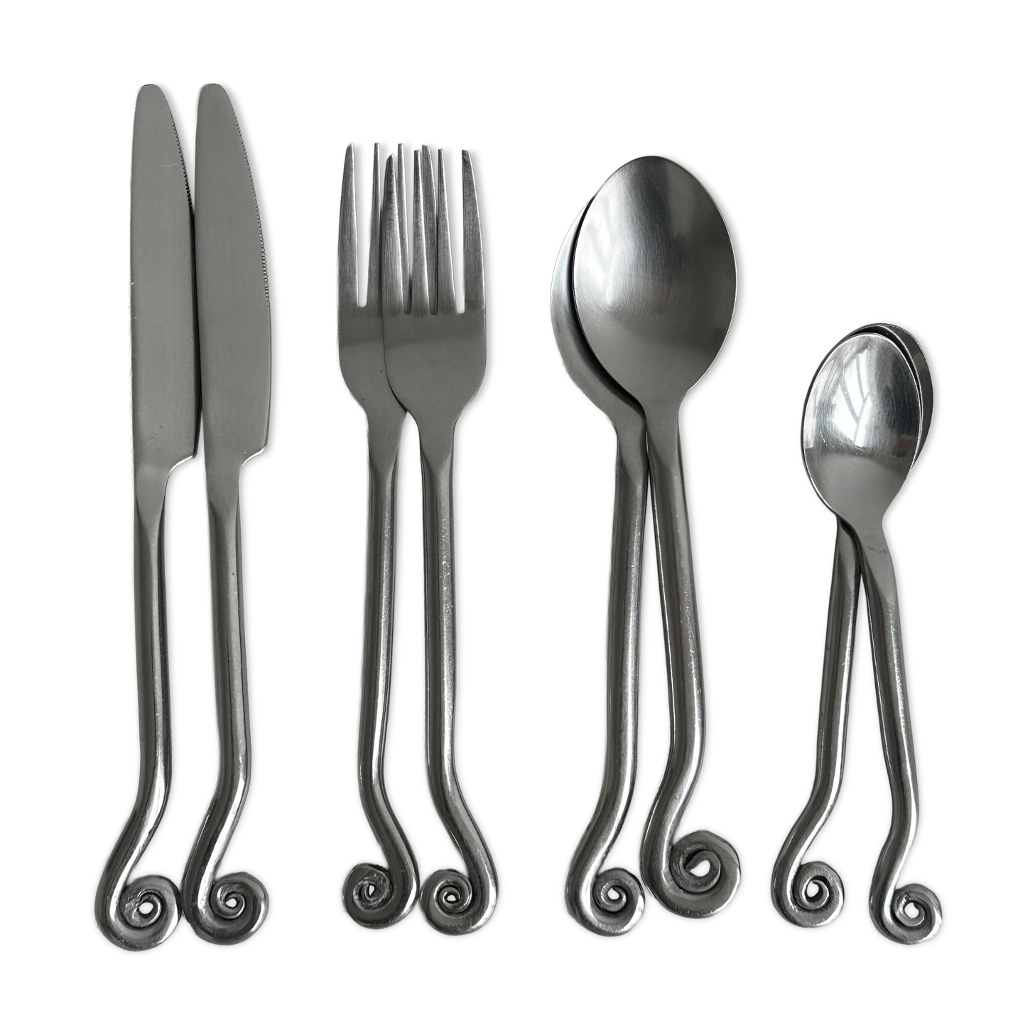 Service for 8 in shiny metal.