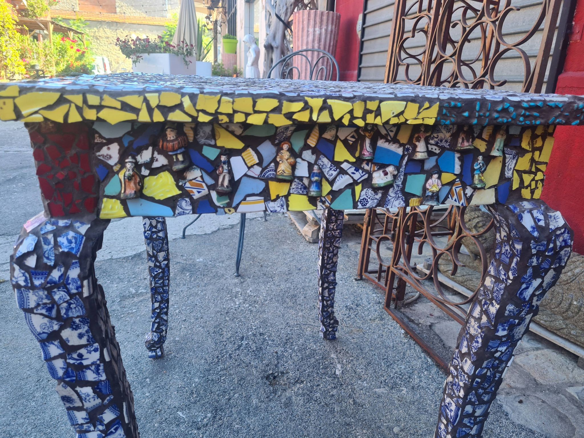 Table en mosaique picassiette