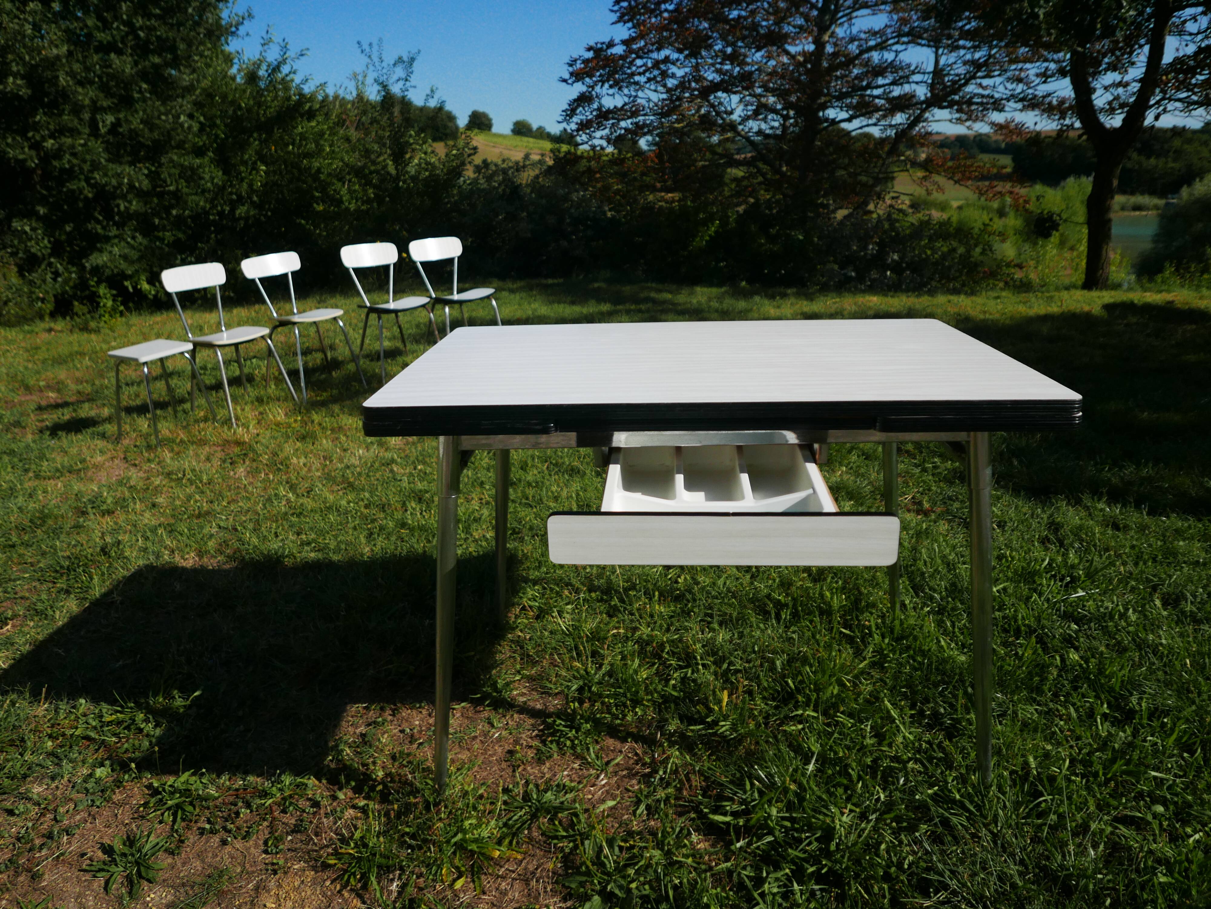 Dining table and chairs in formica white whole