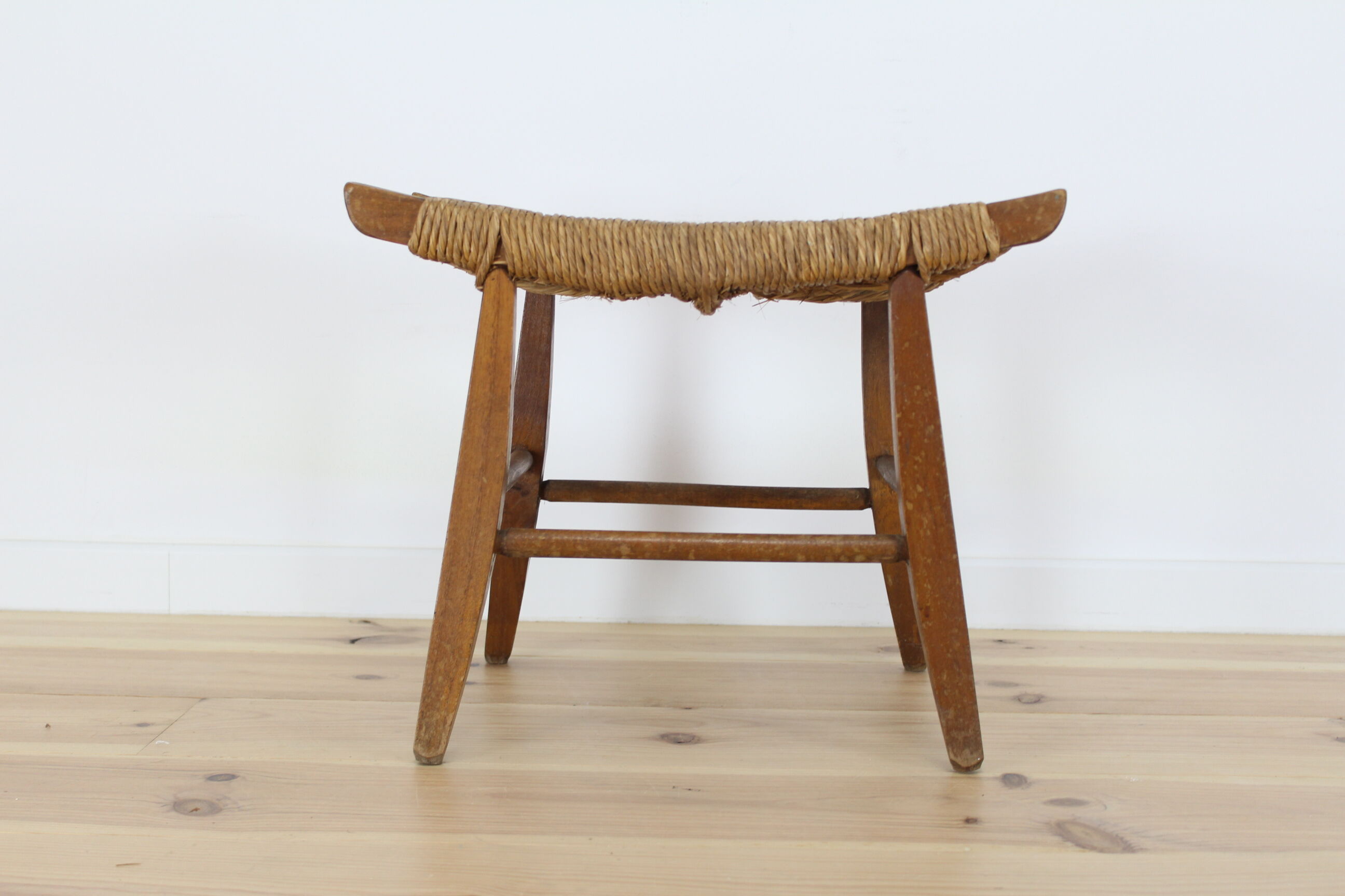 Stool straw mid-century Bull