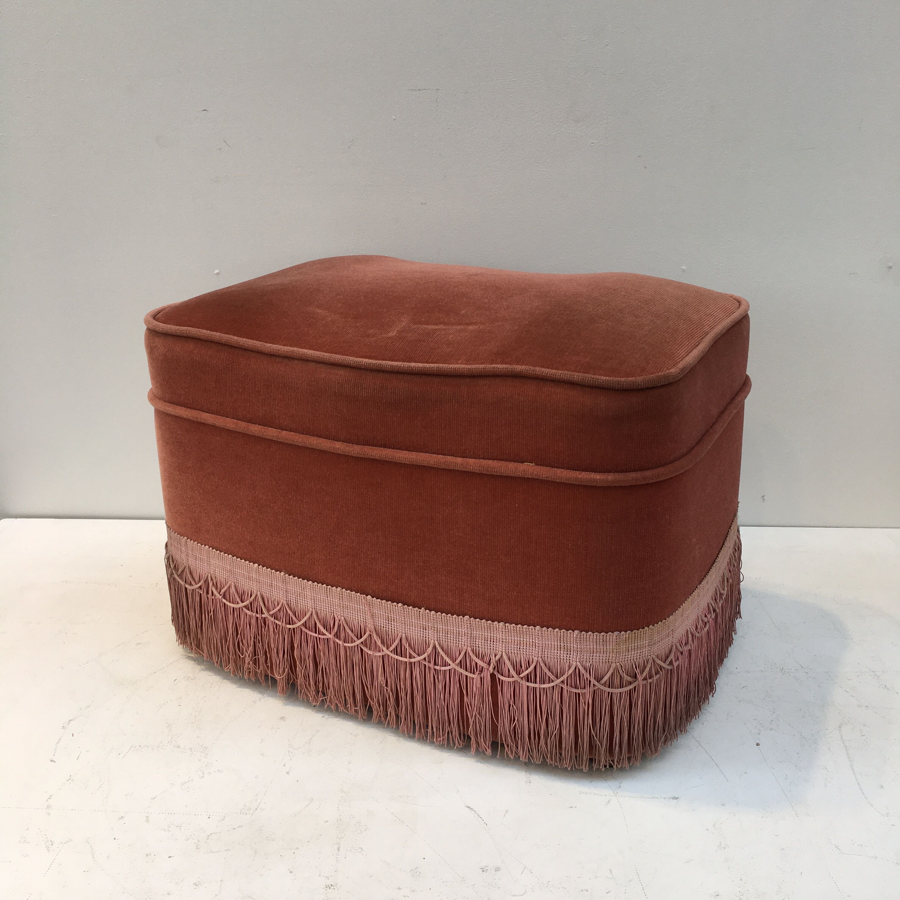 Velvet pouf in old pink color with fringes