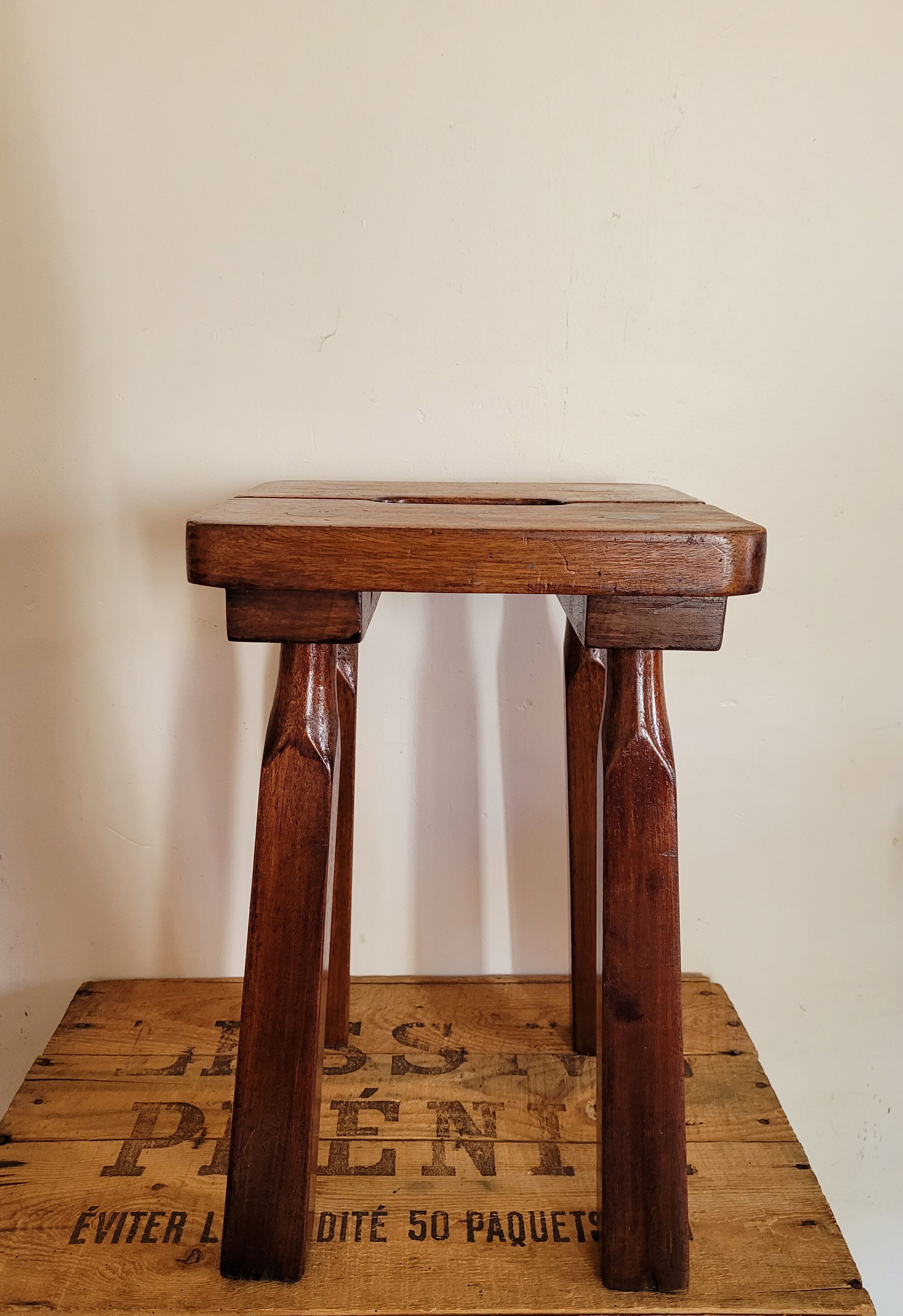 Tabouret brutaliste en bois