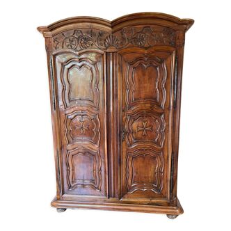 Armoire arbalète en noyer époque Louis XV 18eme siècle