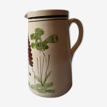 A pitcher in earthenware with a country décor