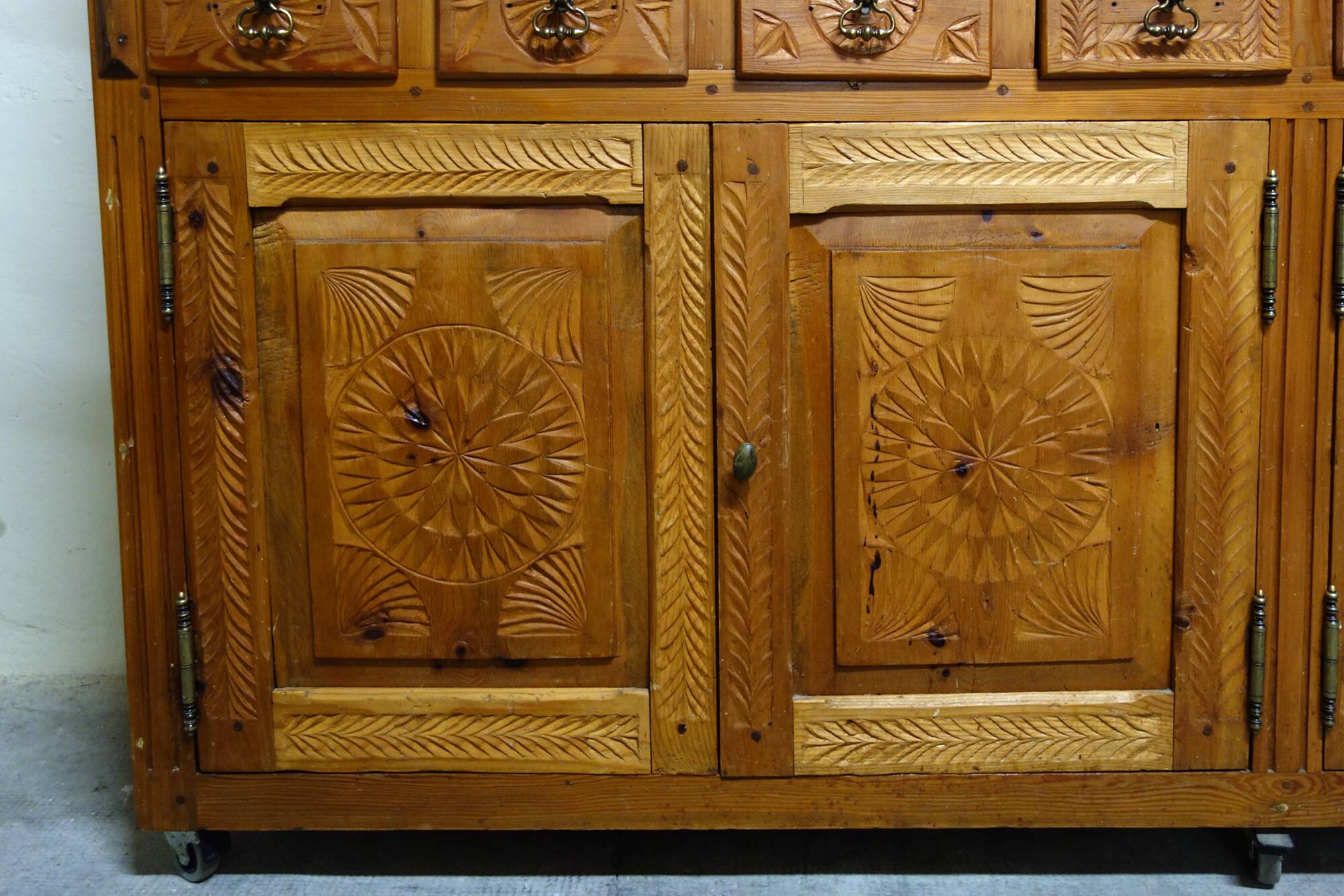 Large Queyras pine dresser, Hautes Alpes