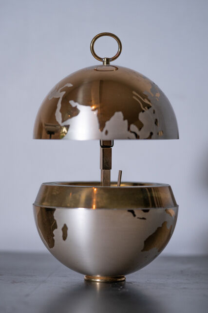 World map cigarette holder