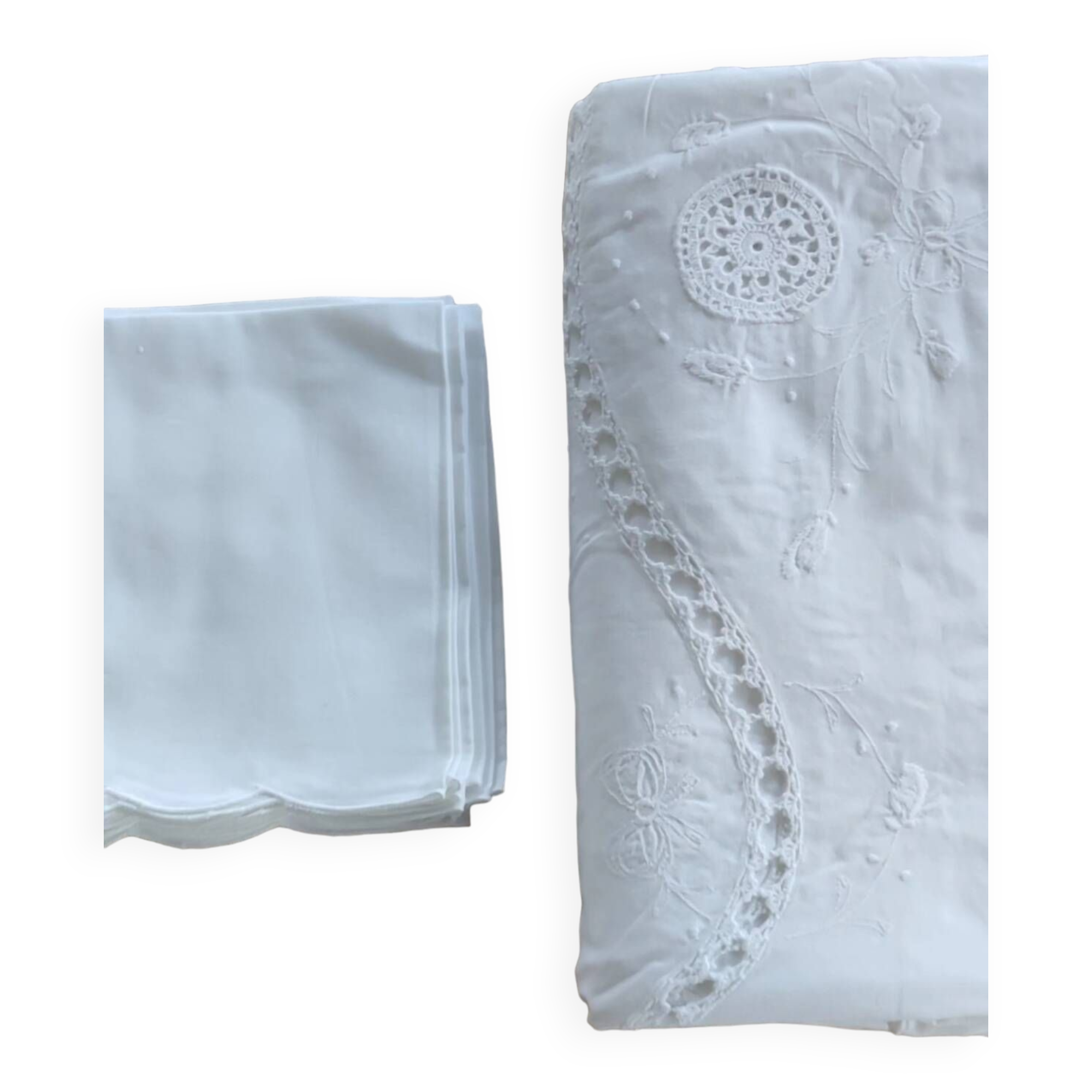 Old tablecloth and 12 napkins, table linen