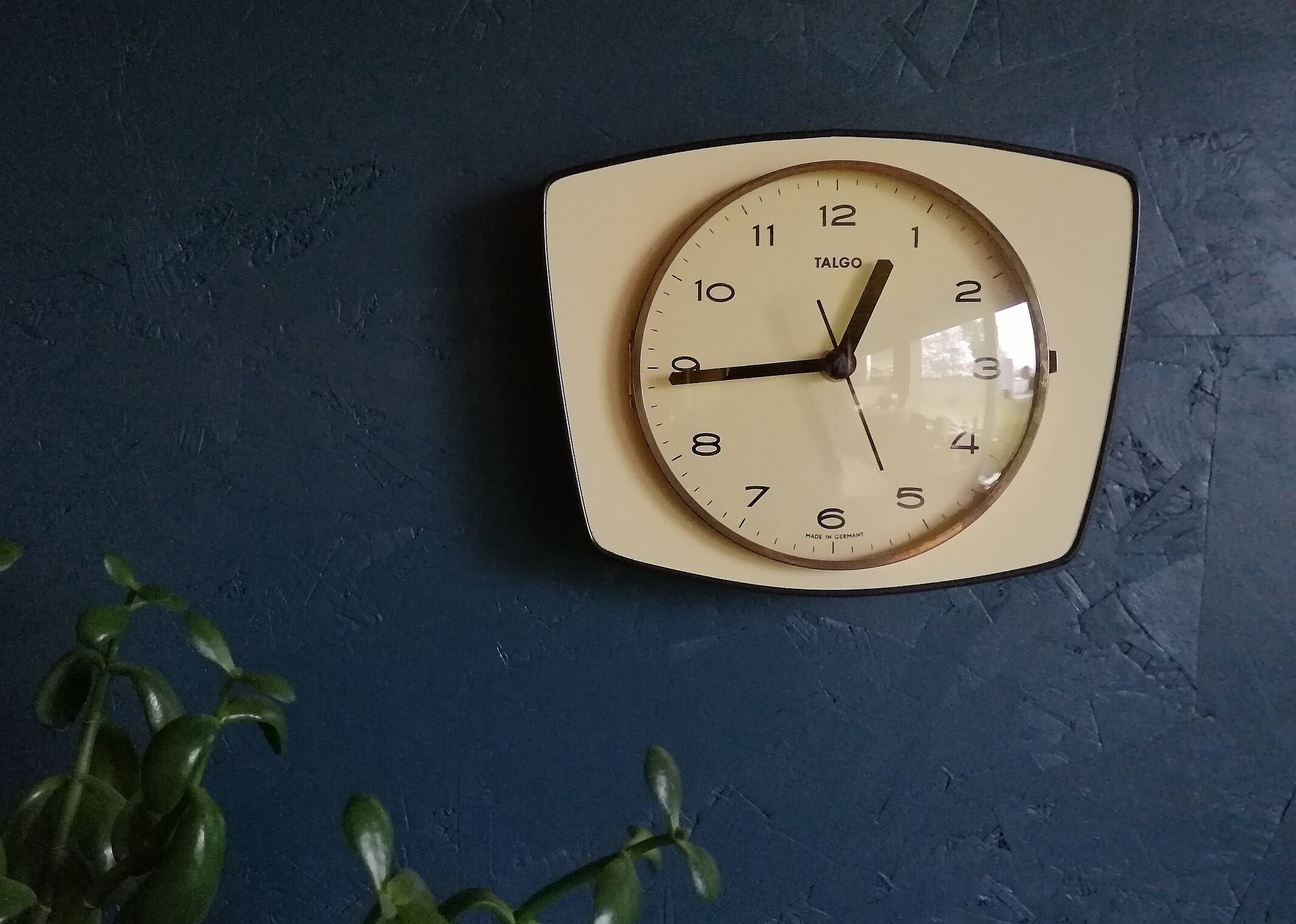 Vintage formica silent wall clock trapeze "Pale yellow Talgo"