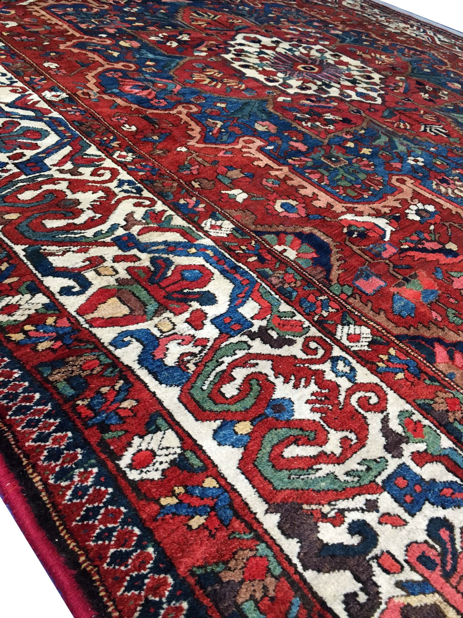 Oriental rug: former bakhtiari, 490 x 325