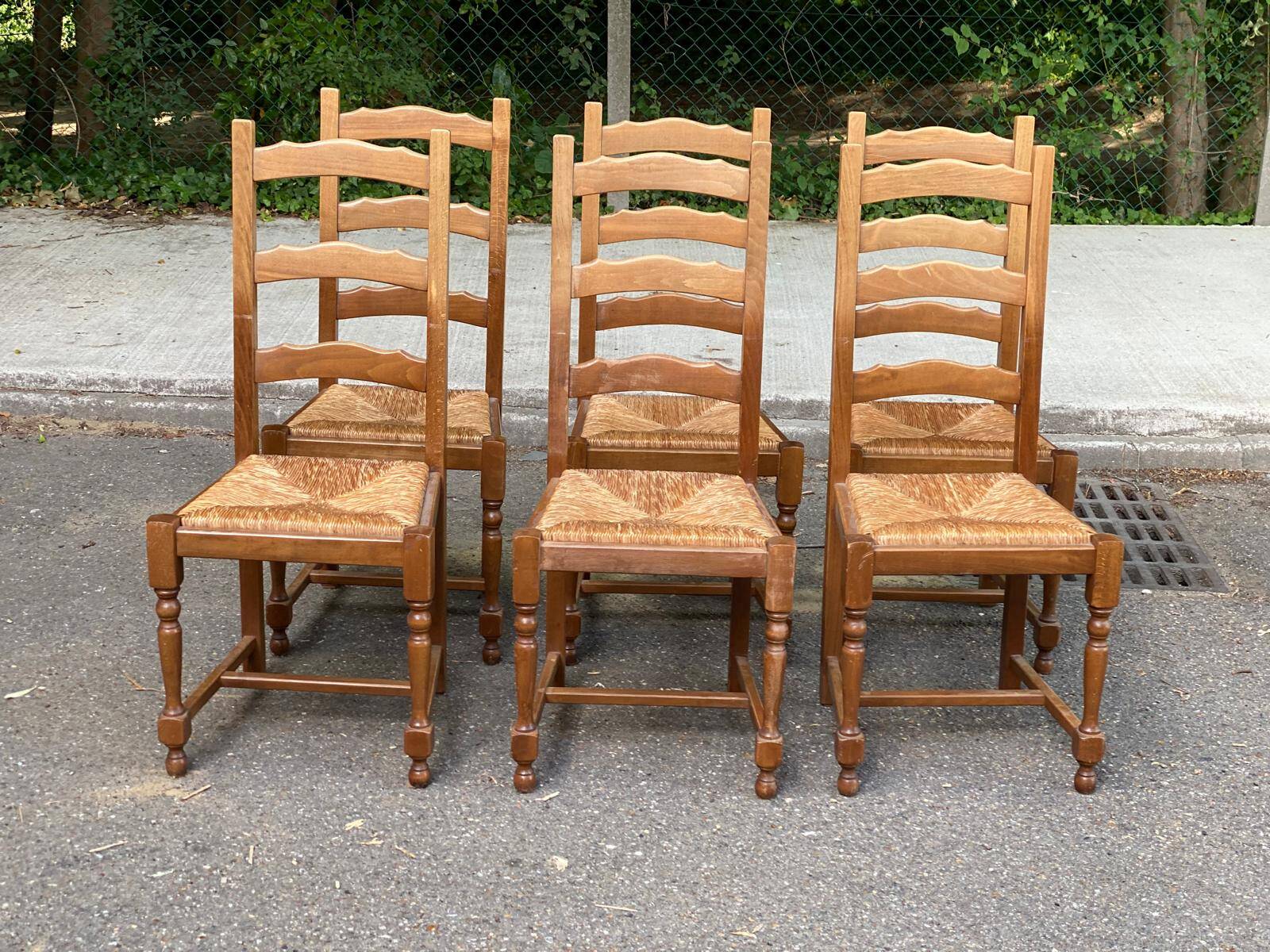 6 solid wood and straw chairs with high farmhouse-style backs