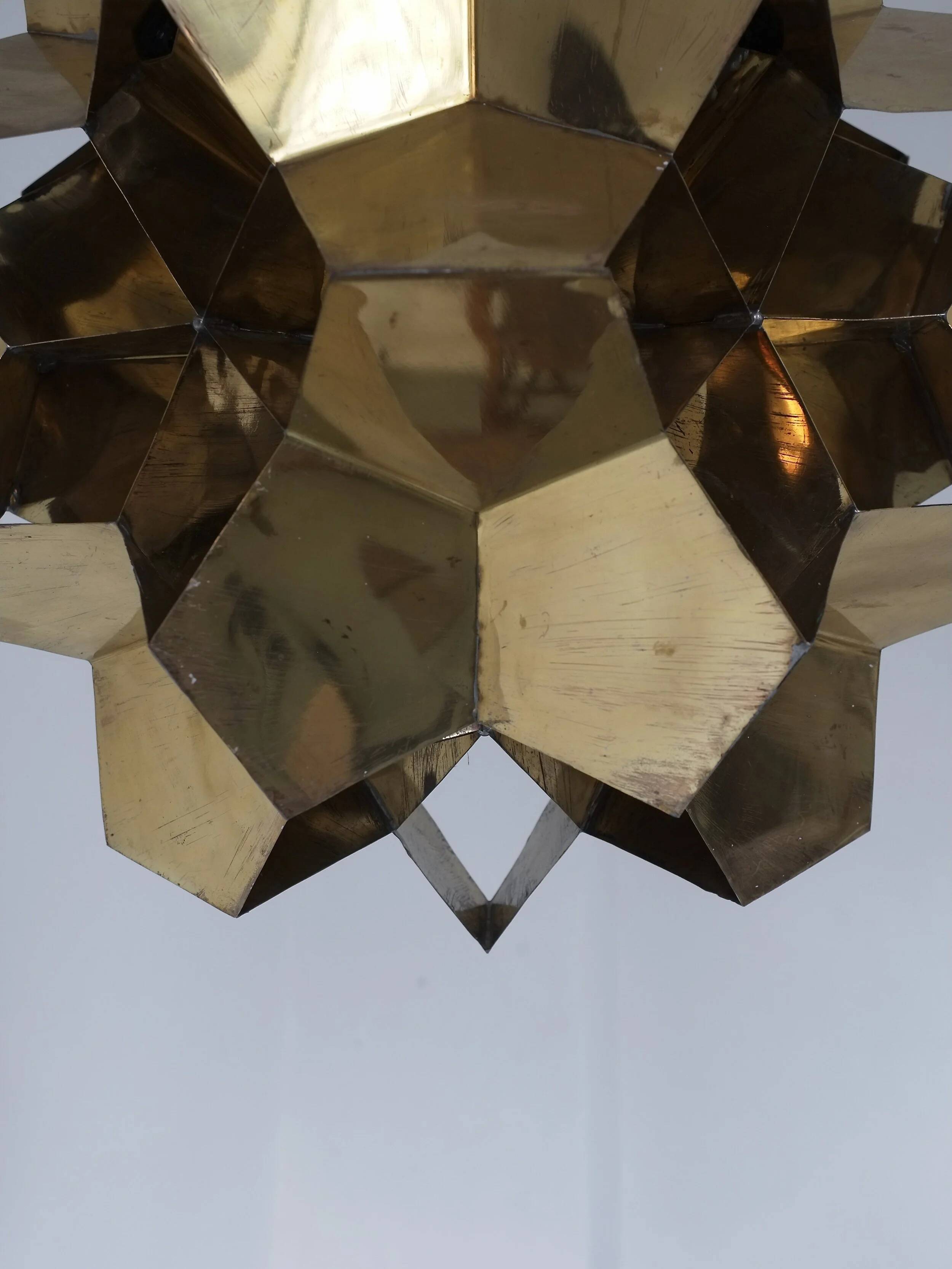 Lustre origami brutaliste en laiton, Lettonie années 1970