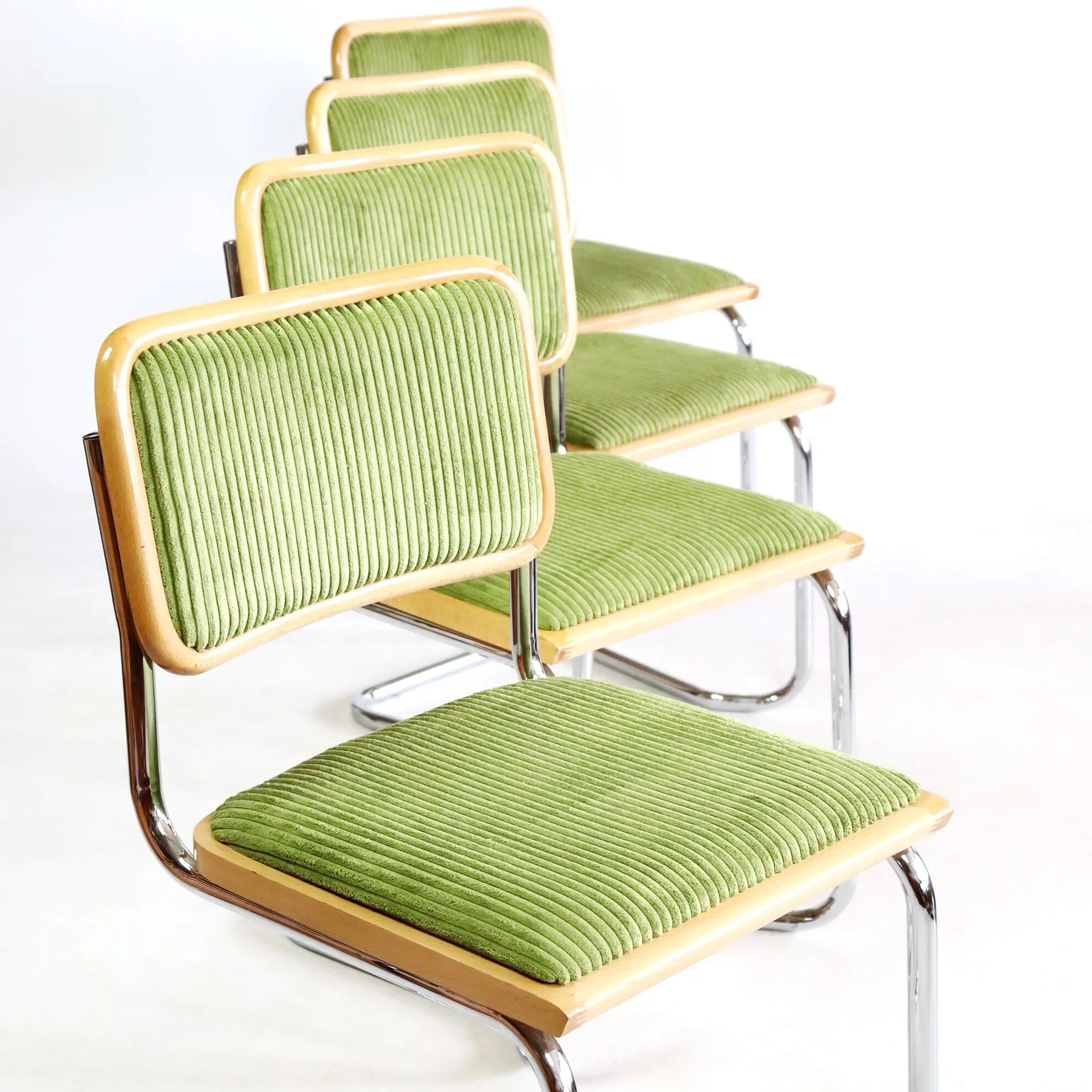 Série de quatre chaises B32