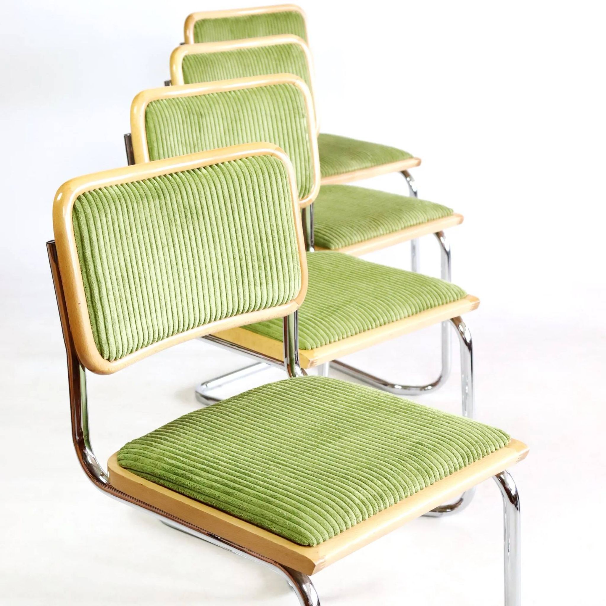 Série de quatre chaises B32