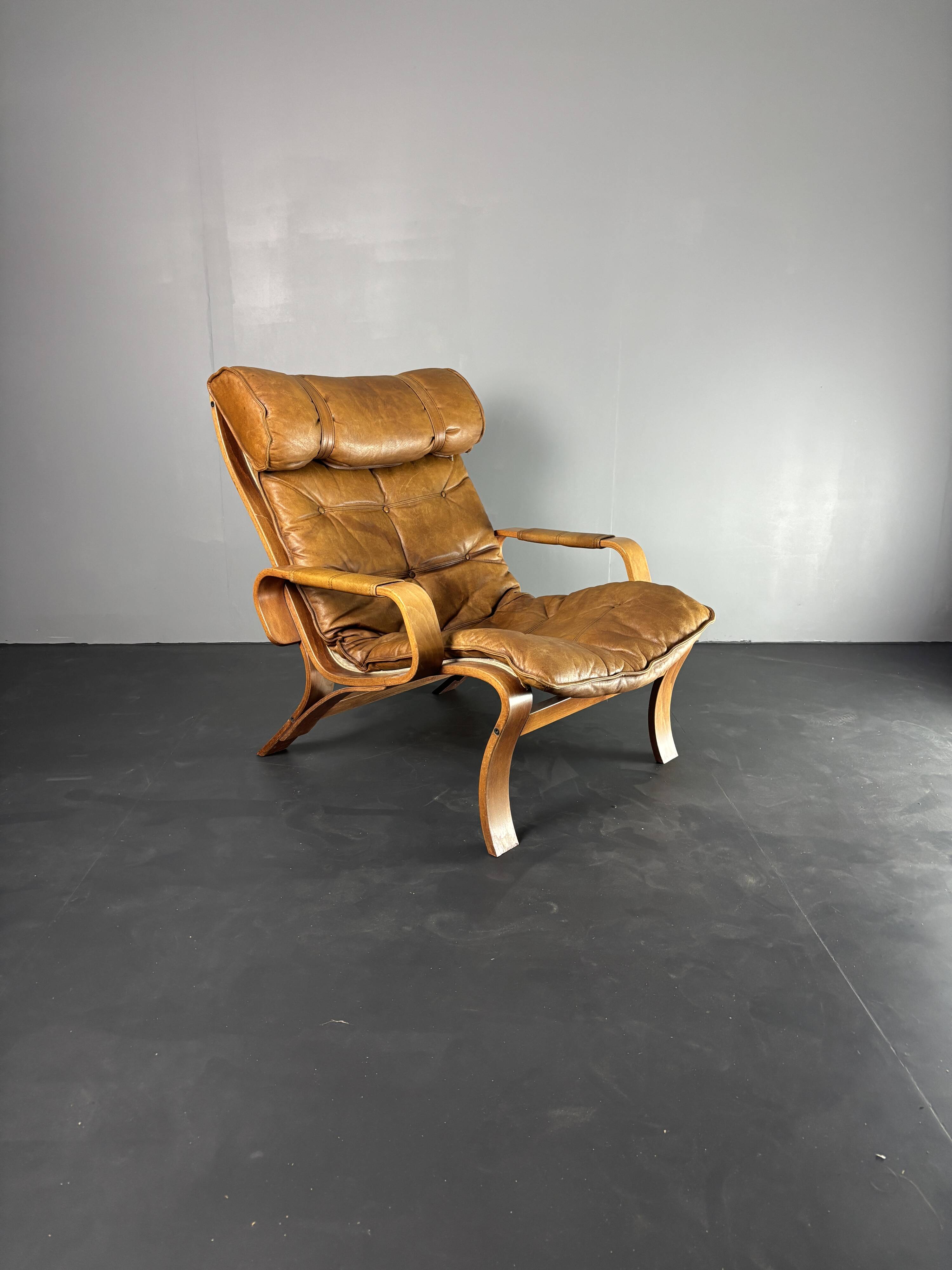 Fauteuil de salon suédois en cuir et bois courbé par Jan Bengstsson, années 1970