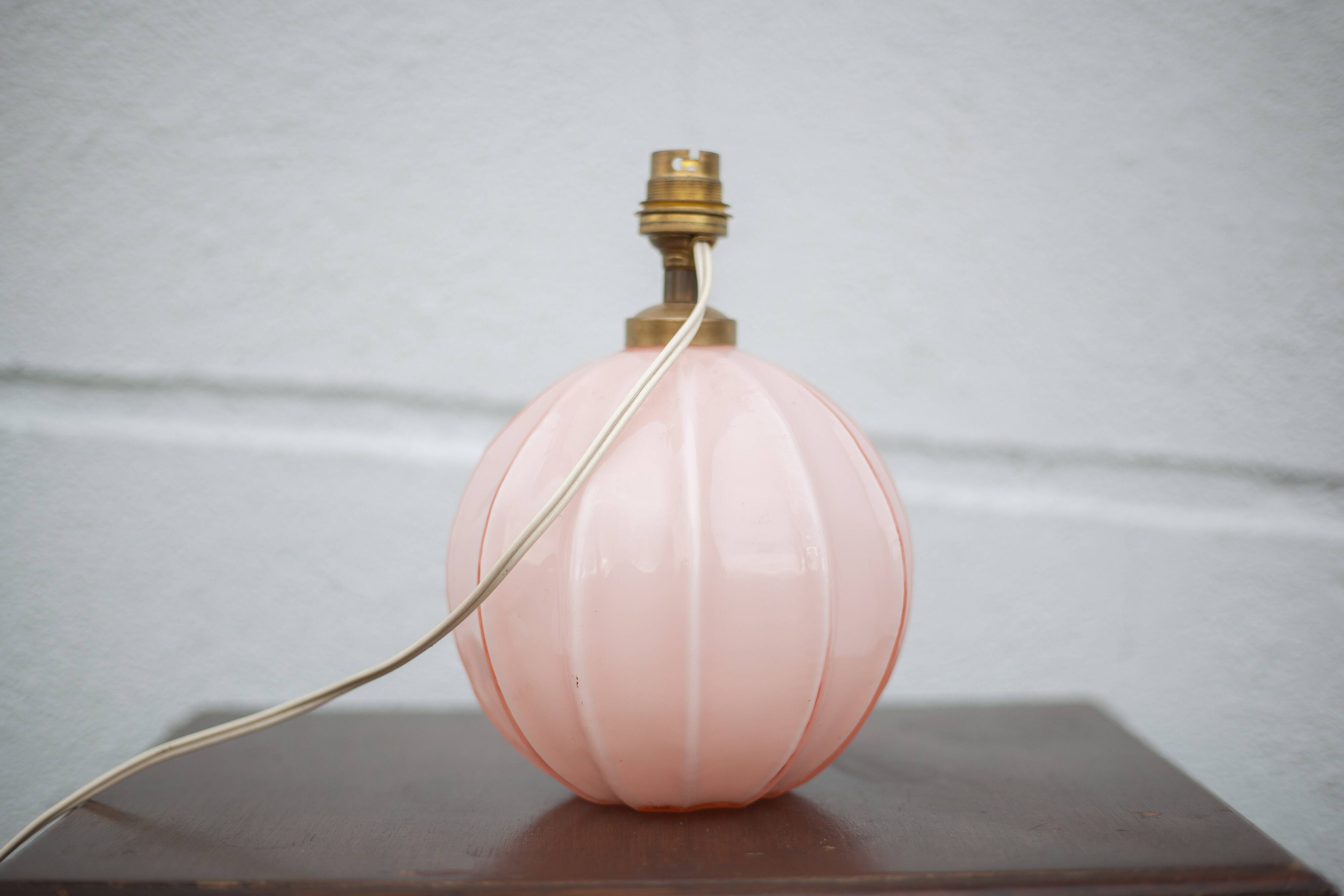 Lampe art déco, lampe à poser, lampe boule opaline rose, lampe de chevet, lampe d'appoint, 40's