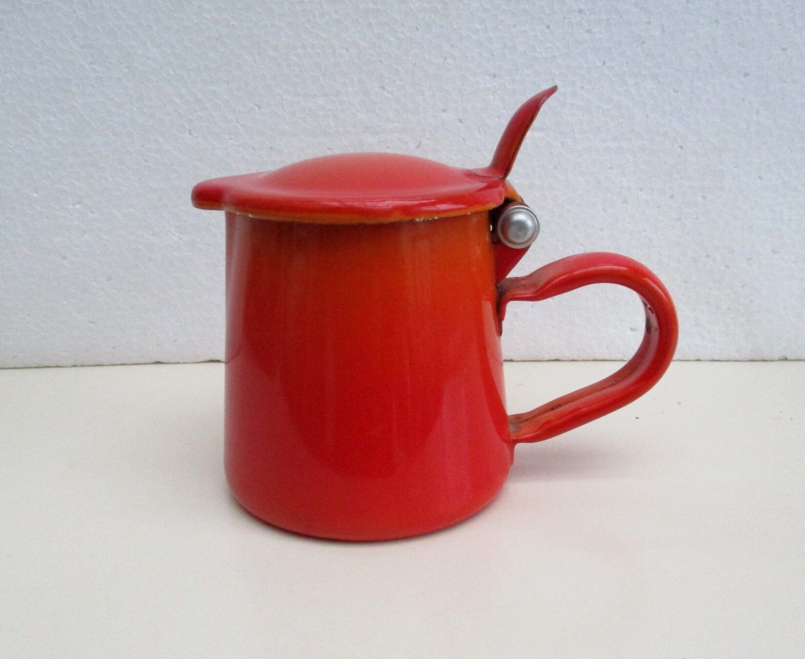 Pot en tôle émaillée avec couvercle- vintage