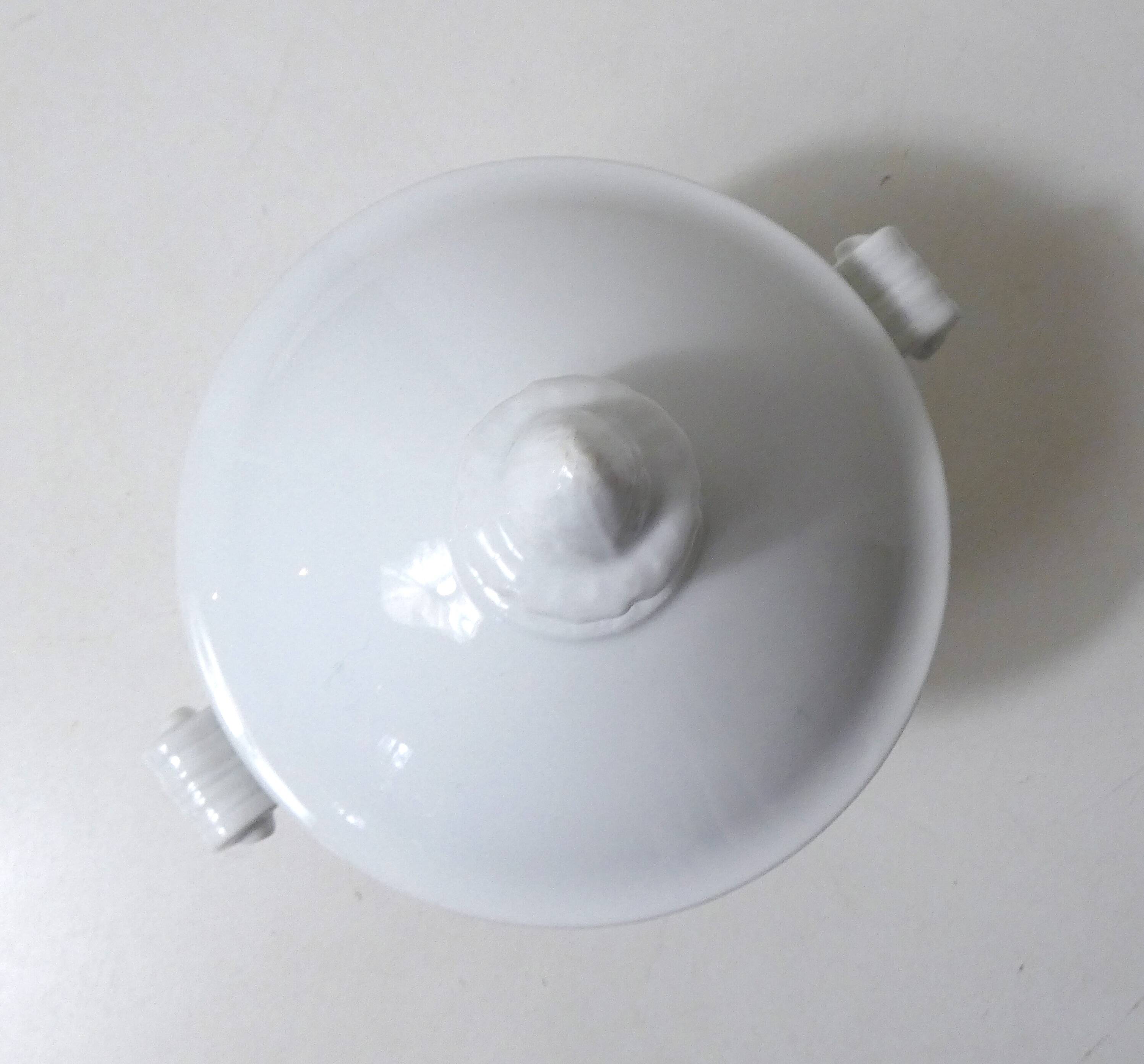 ancienne petite soupière blanche en porcelaine