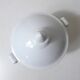 ancienne petite soupière blanche en porcelaine