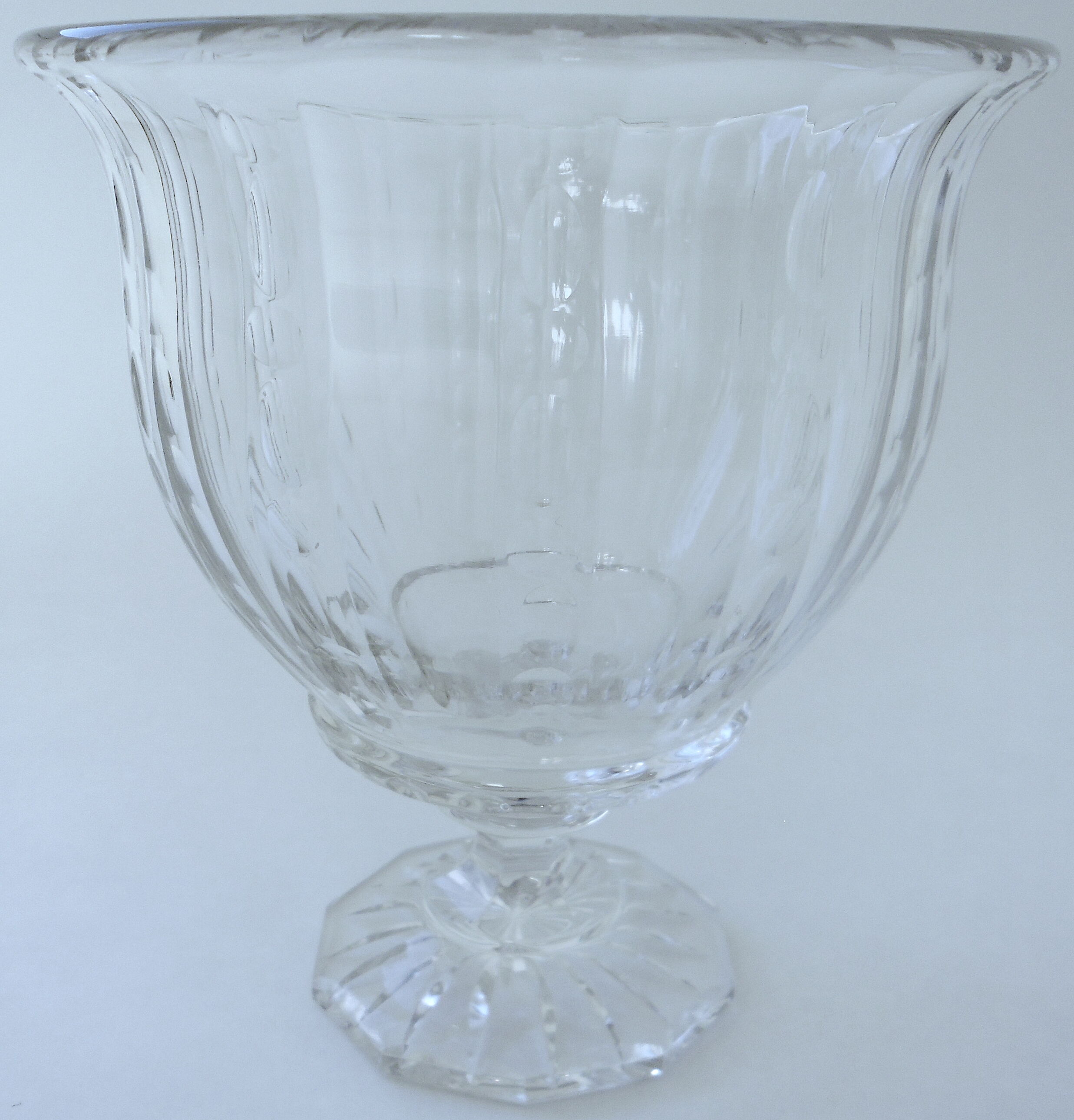 Crystal standing cup carved by Baccarat