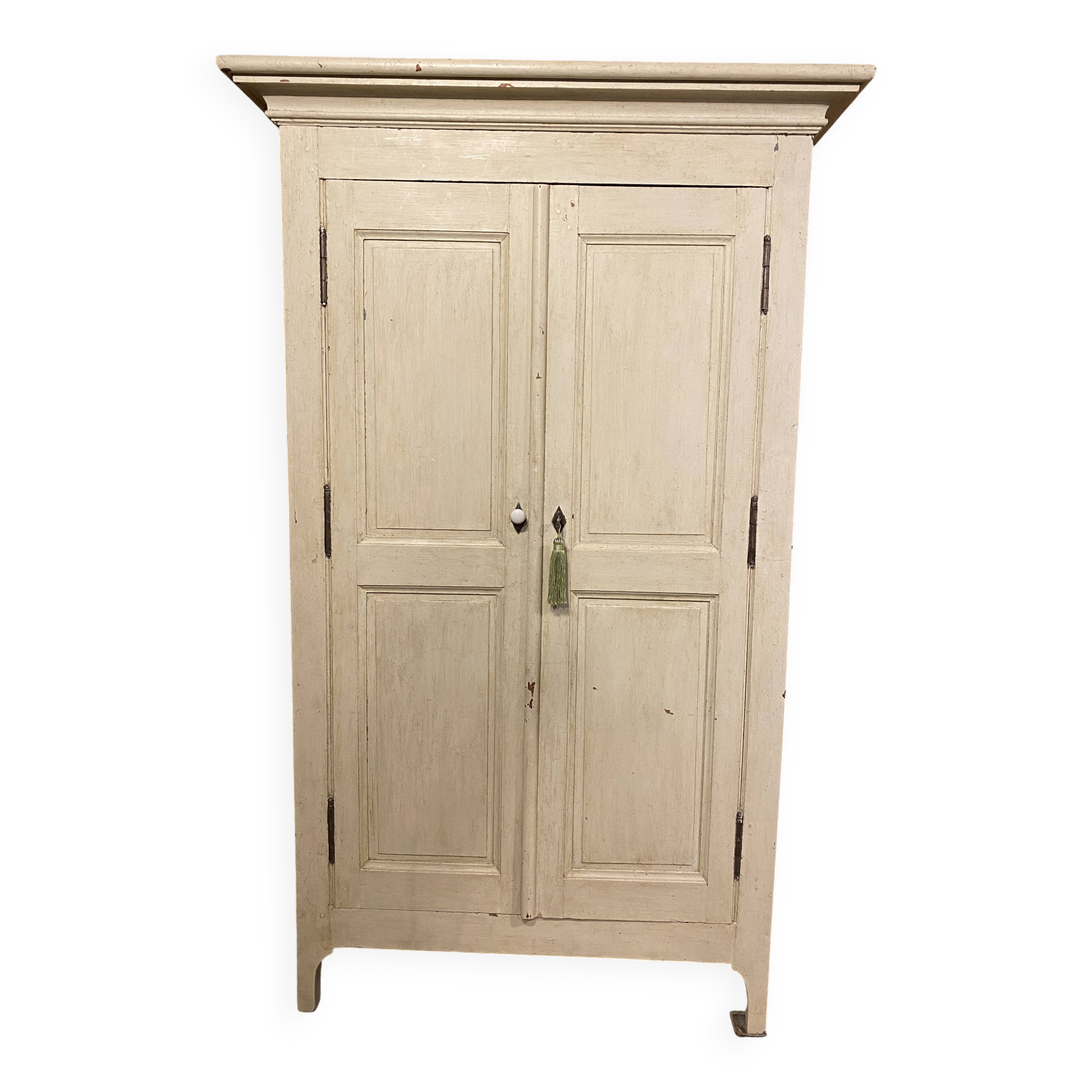 White-cream patinated wardrobe