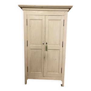 Armoire patinée blanc-crème