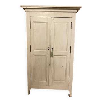 White-cream patinated wardrobe