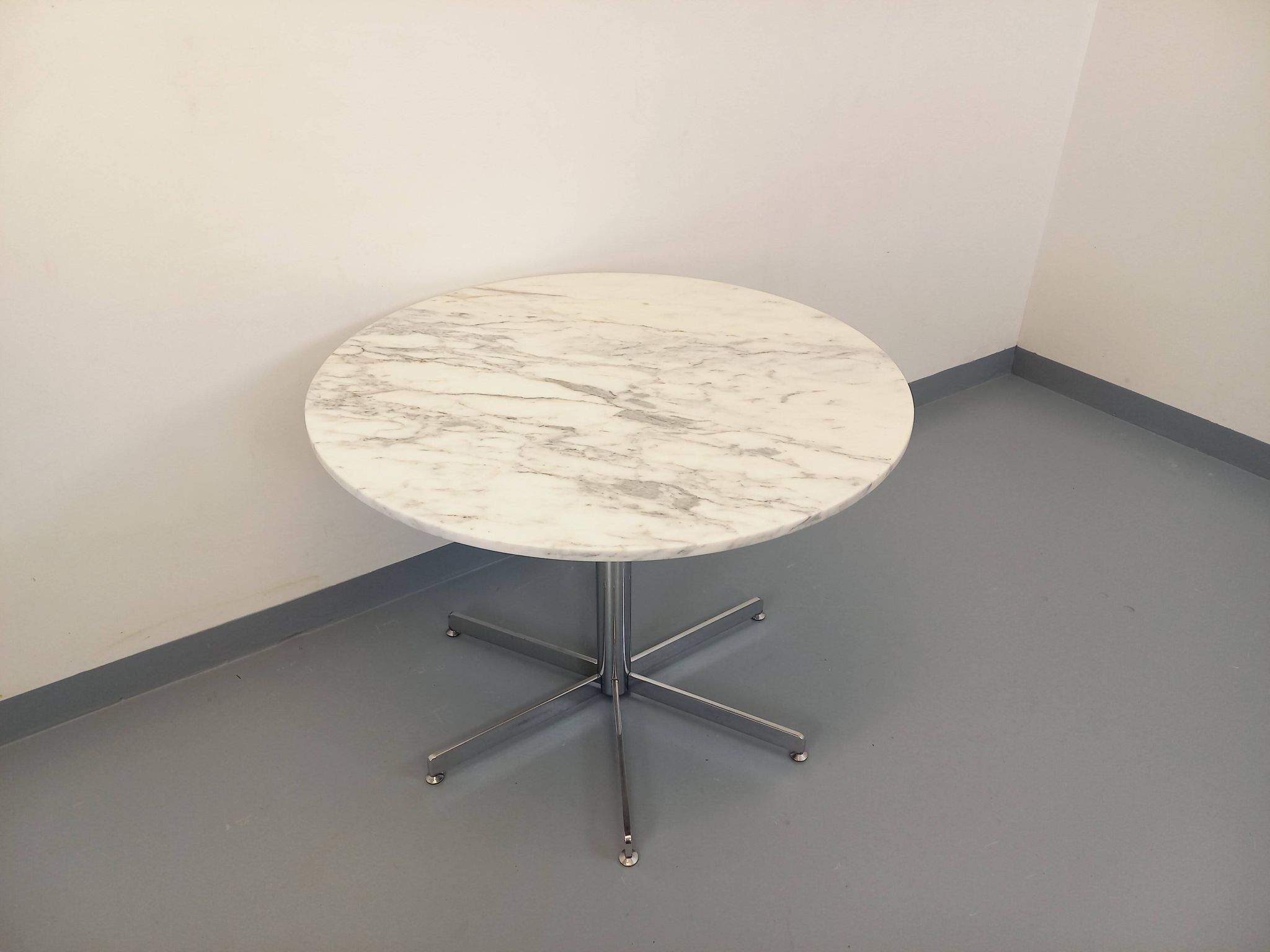 Vintage round dining table in white marble and chrome metal from the 1970s.