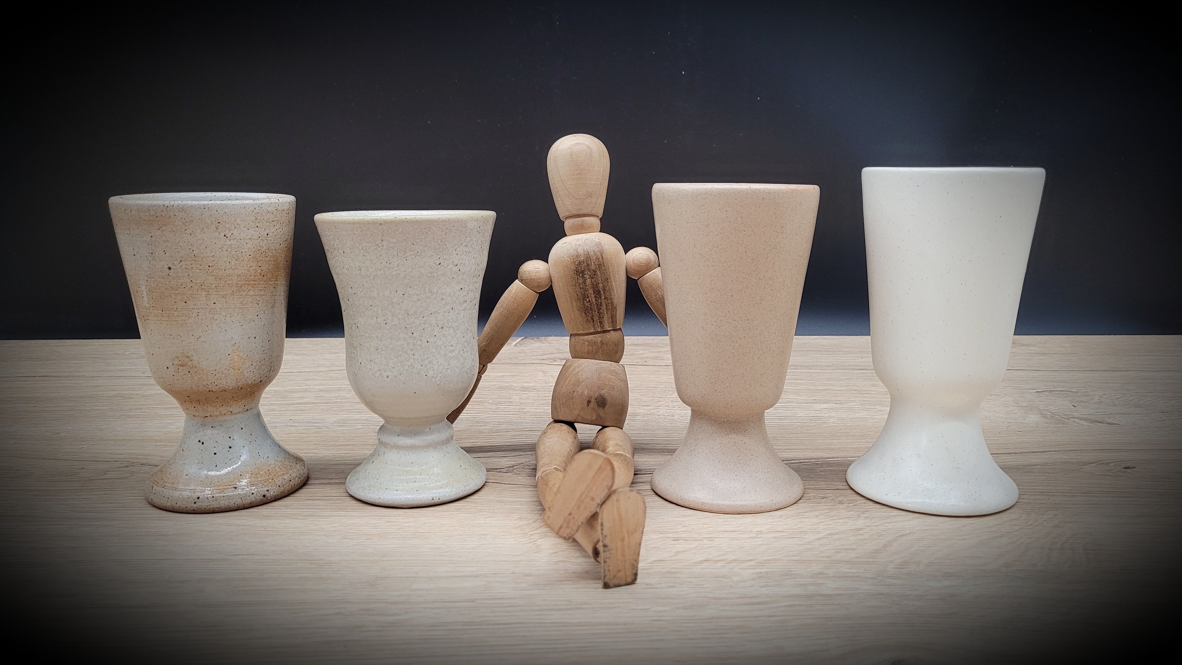 Set 4 mismatched beige cups