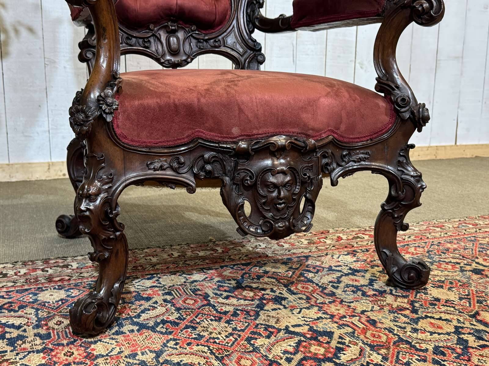Fauteuil en acajou 19ème richement sculpté de style baroque