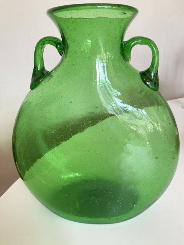 Vase néo-classique, travail italien en verre bullé soufflé vert, 1960