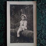 Garçon en marin assis sur le tronc d’un arbre, 1922, France