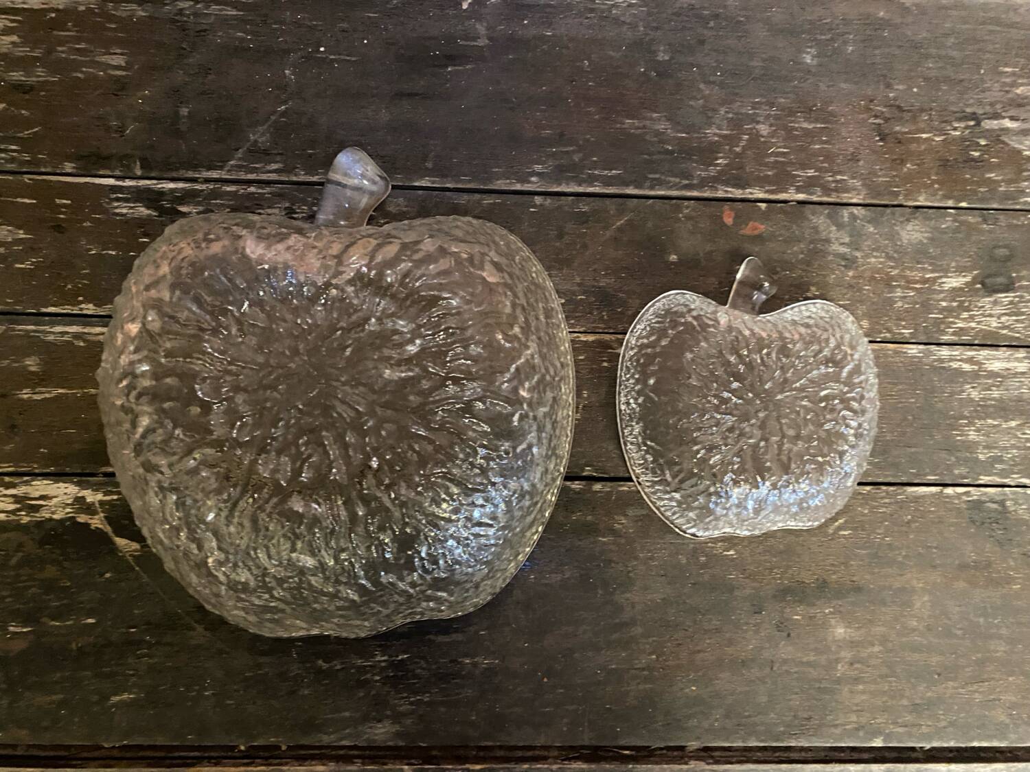 Salad bowl + 4 vintage moulded glass bowls in apple shape #D457