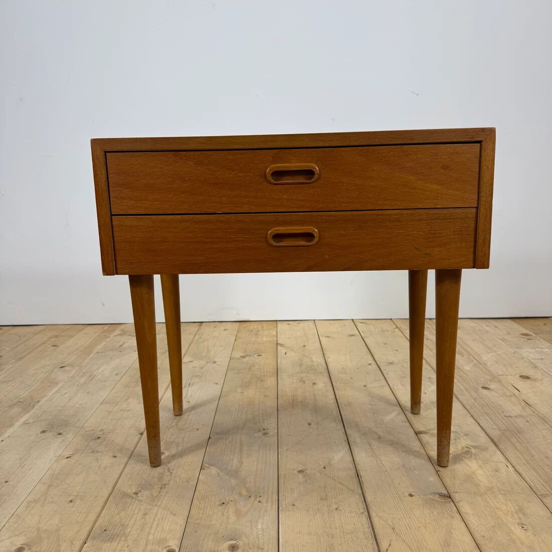 Table de nuit en teck danois avec deux tiroirs, 1960