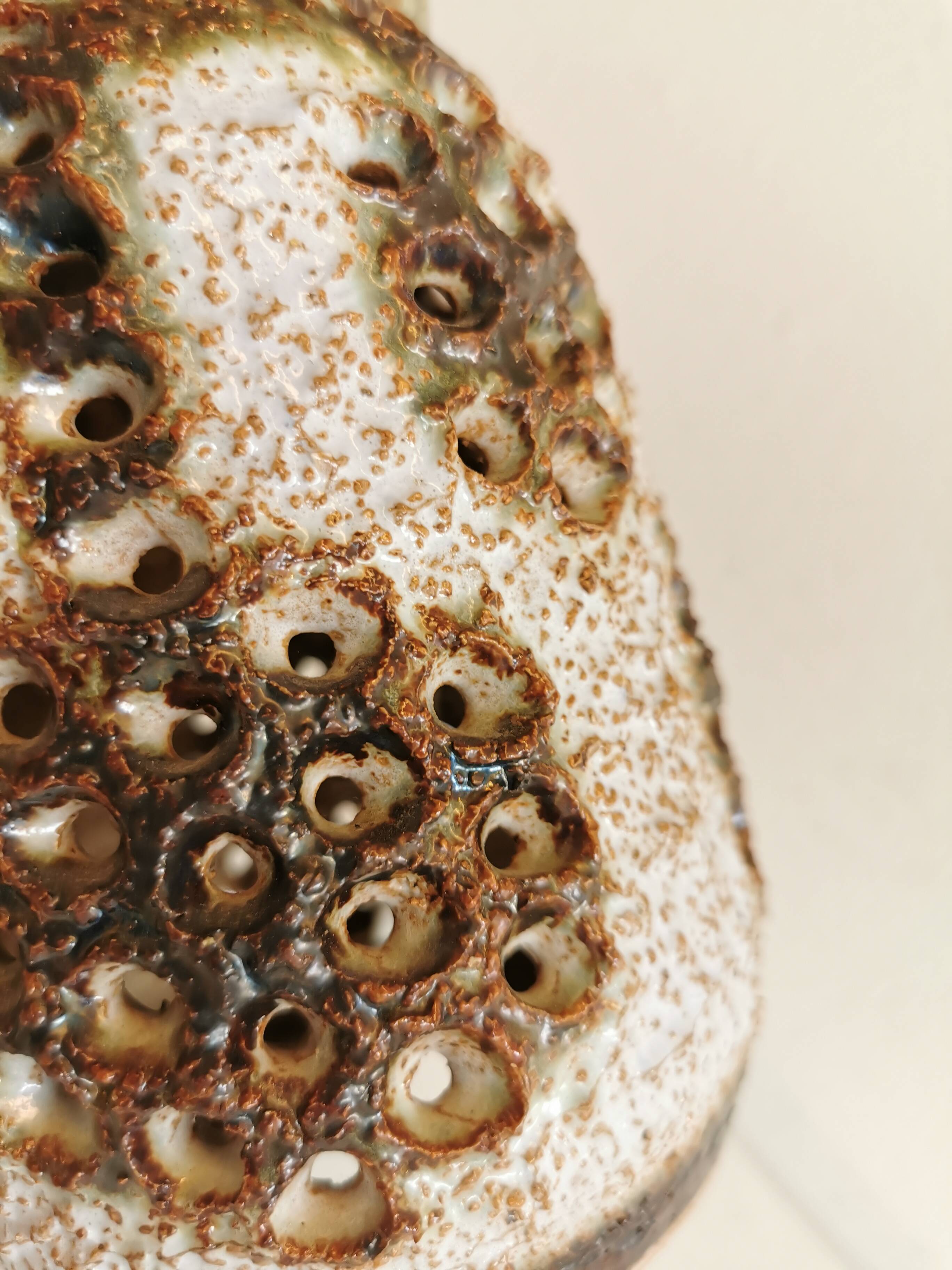 Lampe de table danoise en céramique, avec base perforée et belle glaçure.