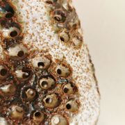 Lampe de table danoise en céramique, avec base perforée et belle glaçure.