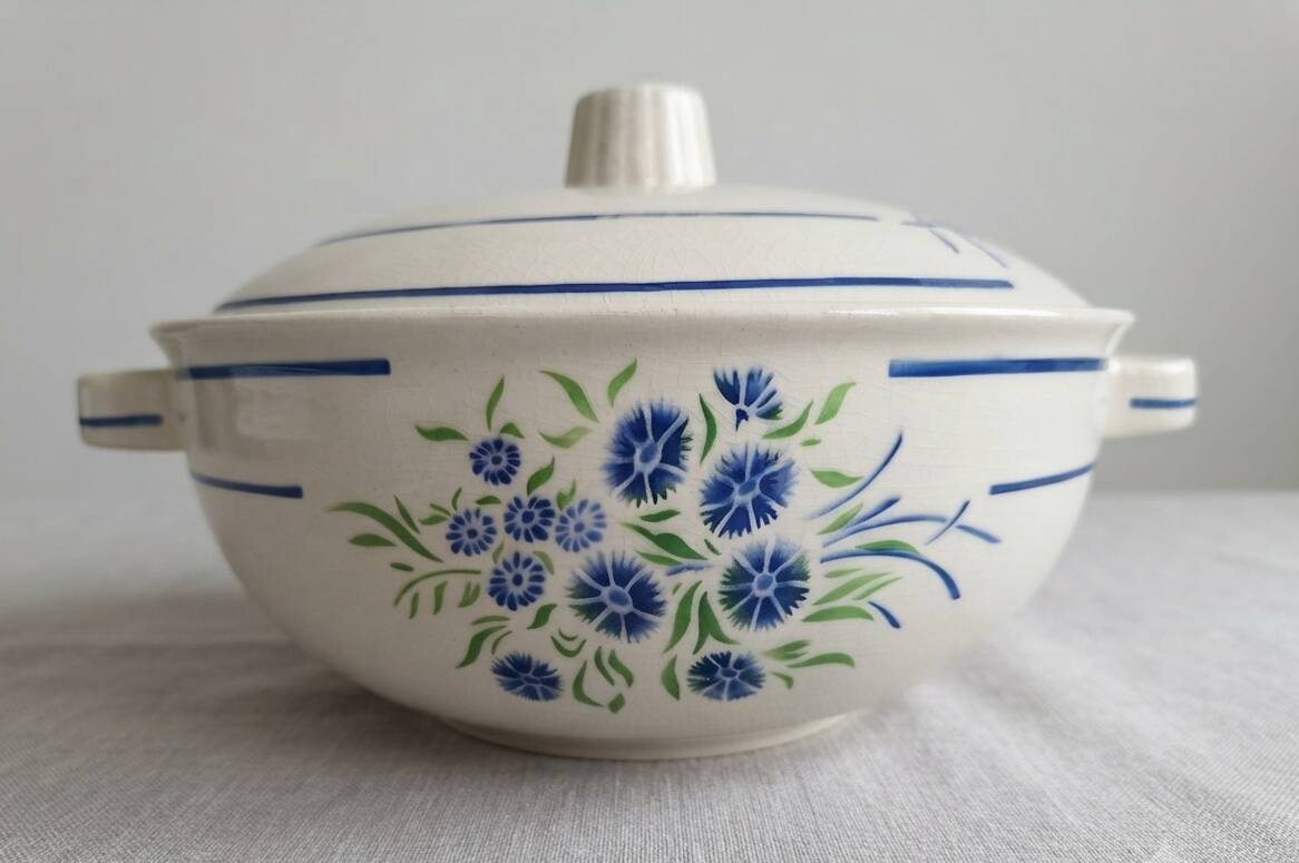 Grand table service Francine, Faïencerie de Badonviller, early 20th century.