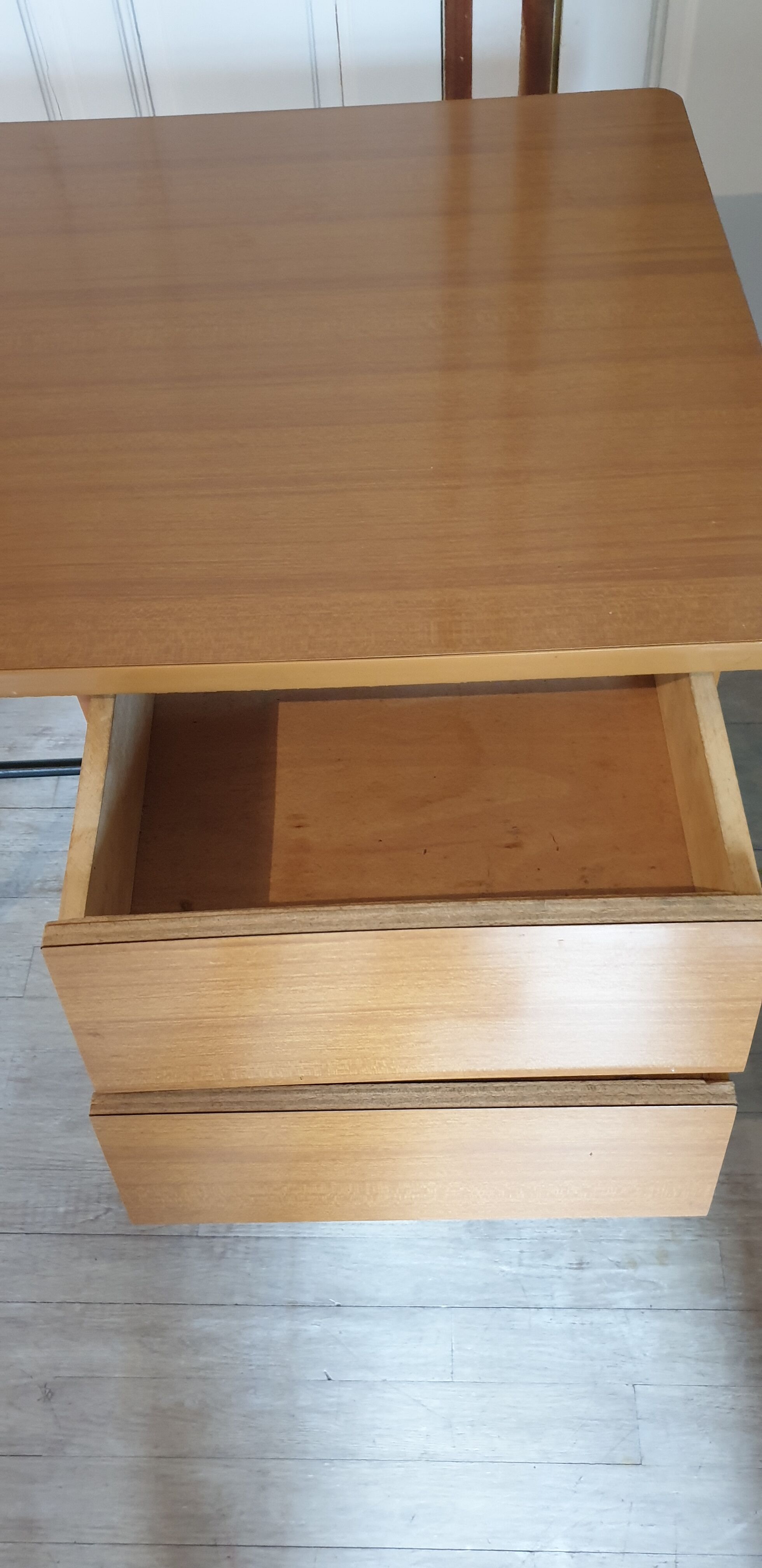 Bureau style moderniste pieds compas