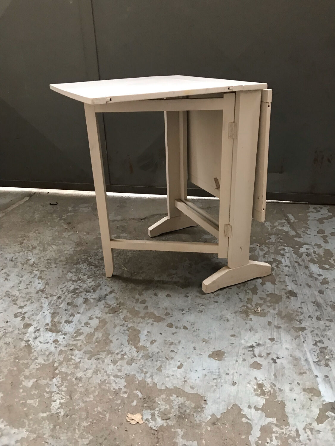 Folding table