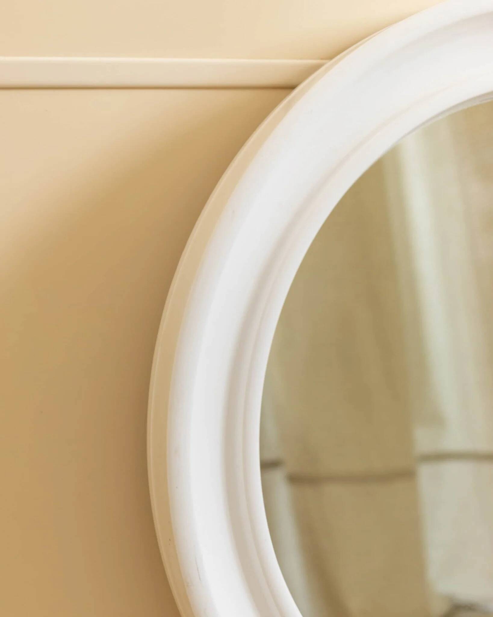 Round wall mirror Carrara & Matta - Vintage white mirror - Made in Italy - 1970s