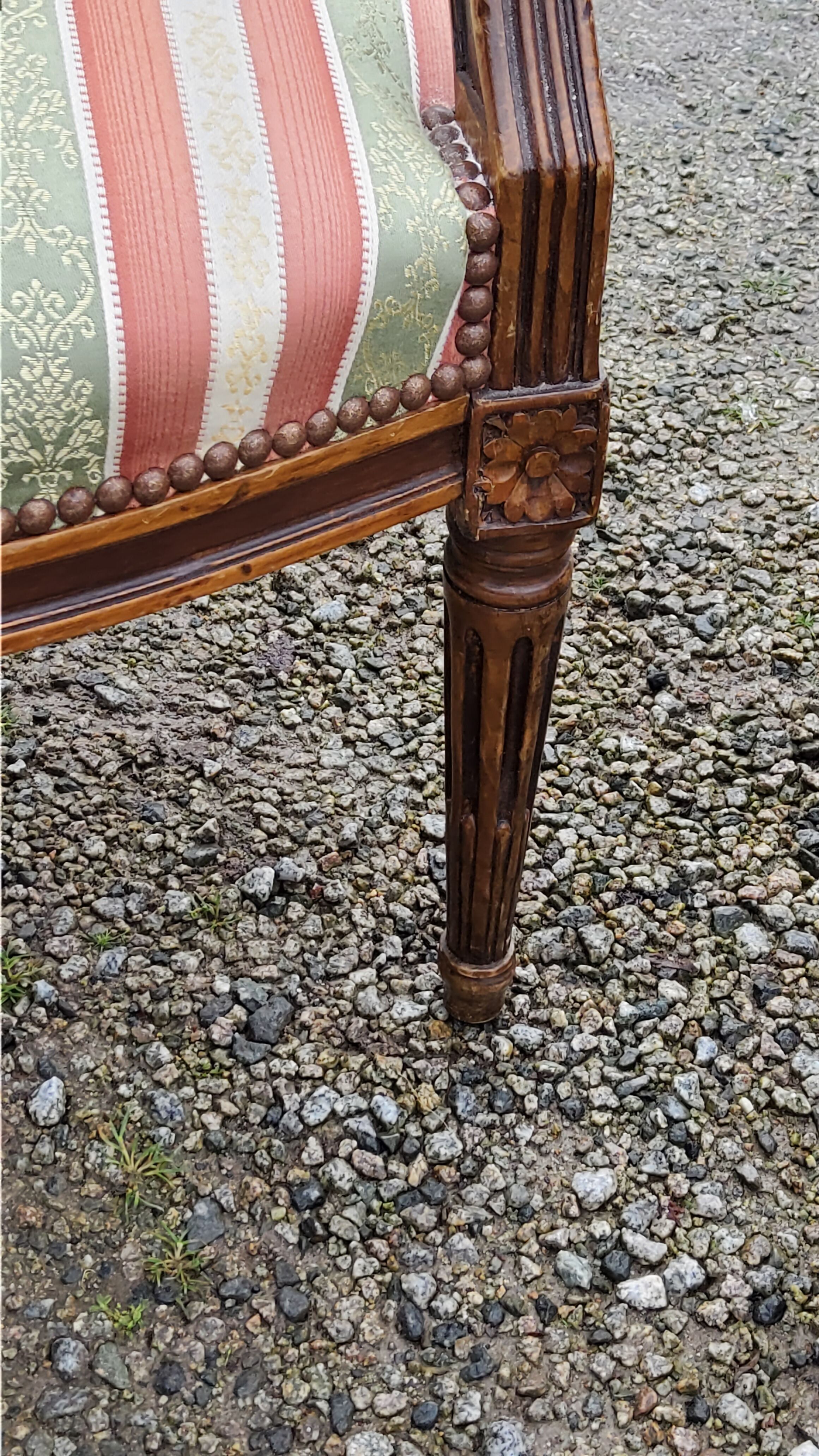 Paire de fauteuils cabriolets de style Louis XVI
