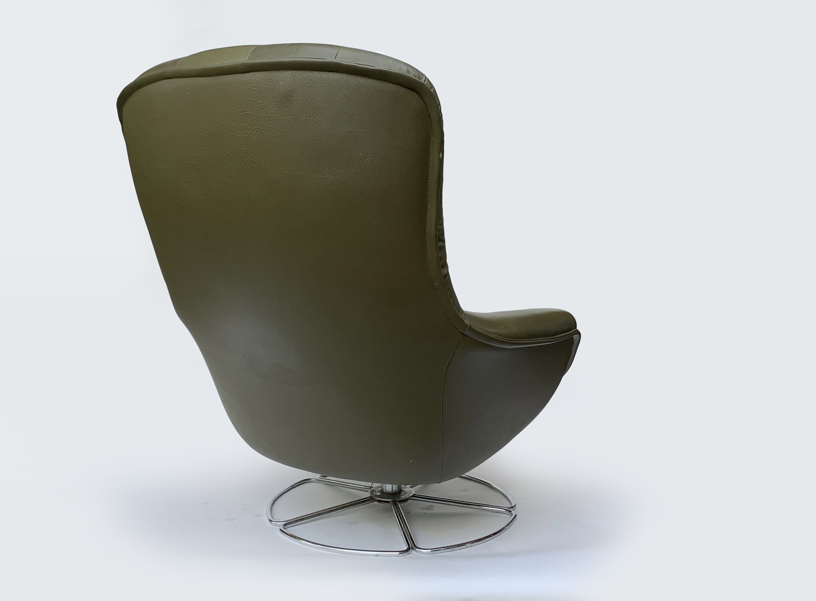 Swivel armchair in olive green leather 1970s