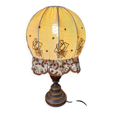 Vintage bedside lamp in wood and embroidered fabric - Retro decor
