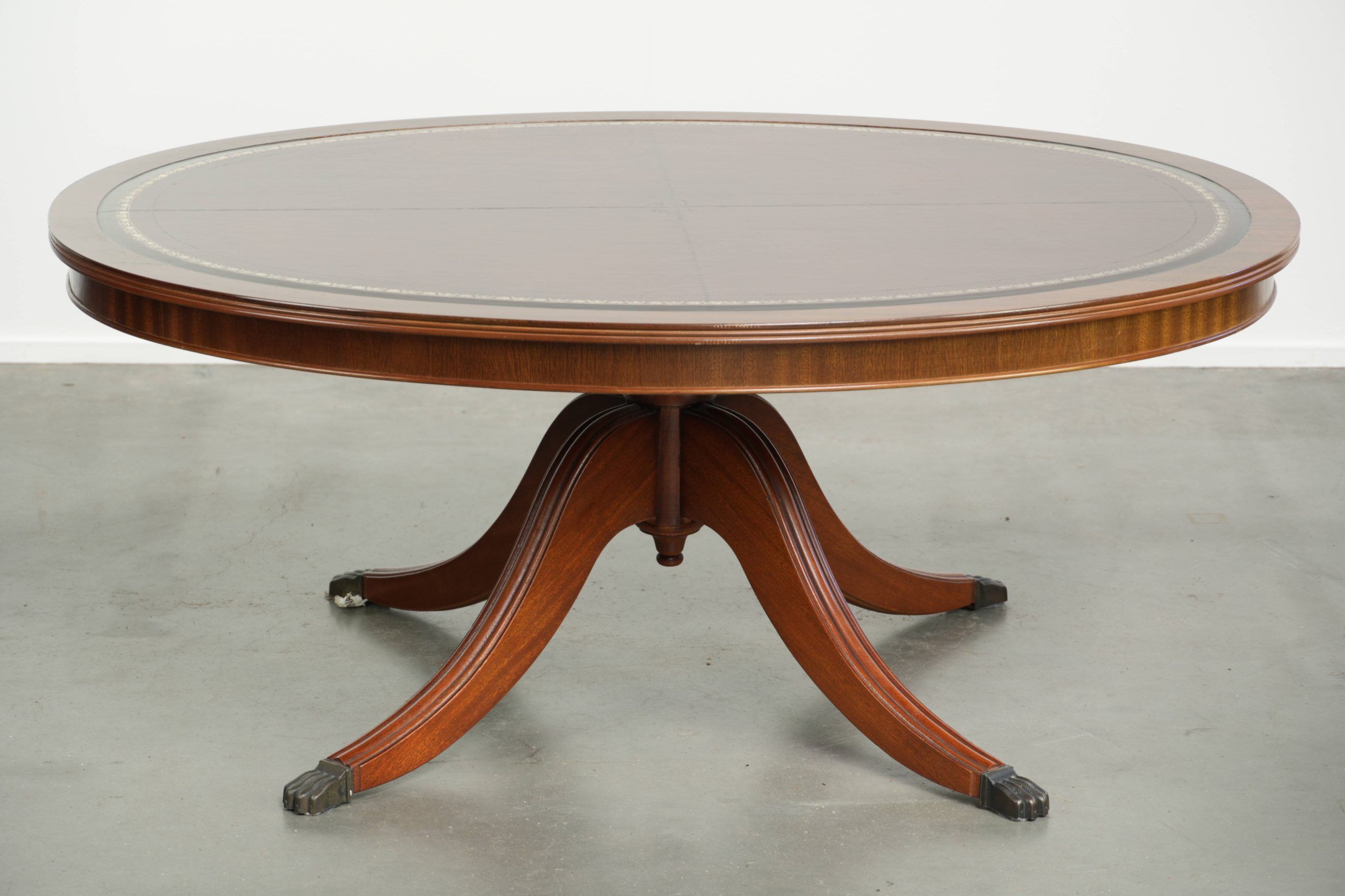 Table basse avec un plateau en cuir rouge de style anglais du 20e siècle.